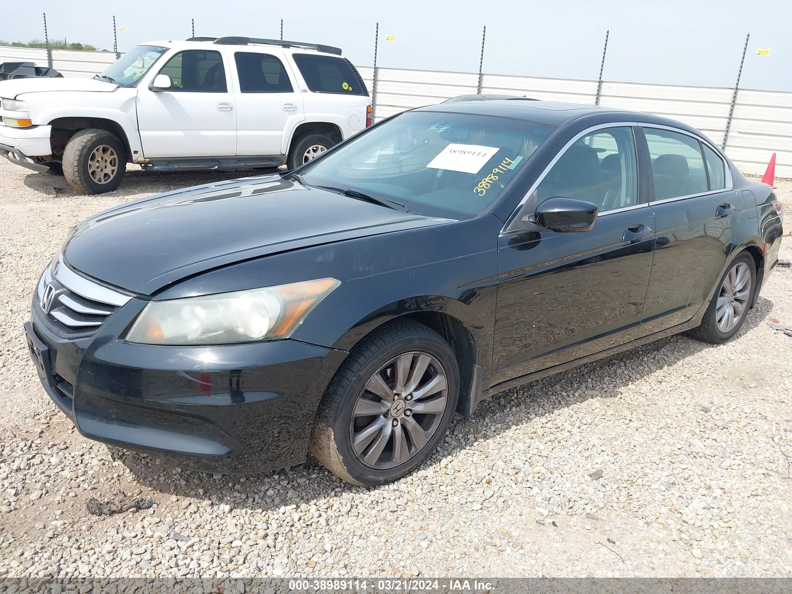 Photo 1 VIN: 1HGCP2F81BA152062 - HONDA ACCORD 