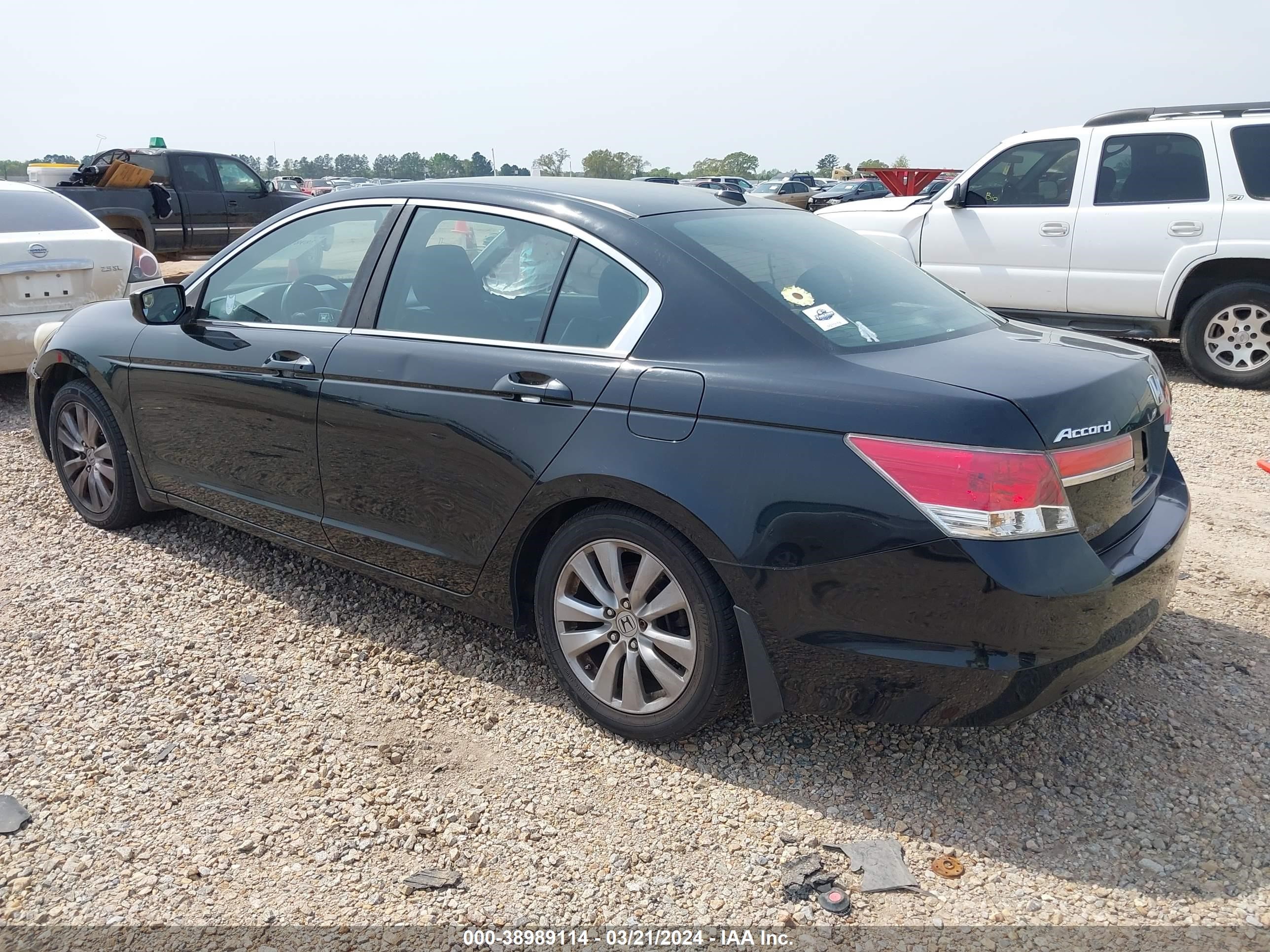 Photo 2 VIN: 1HGCP2F81BA152062 - HONDA ACCORD 