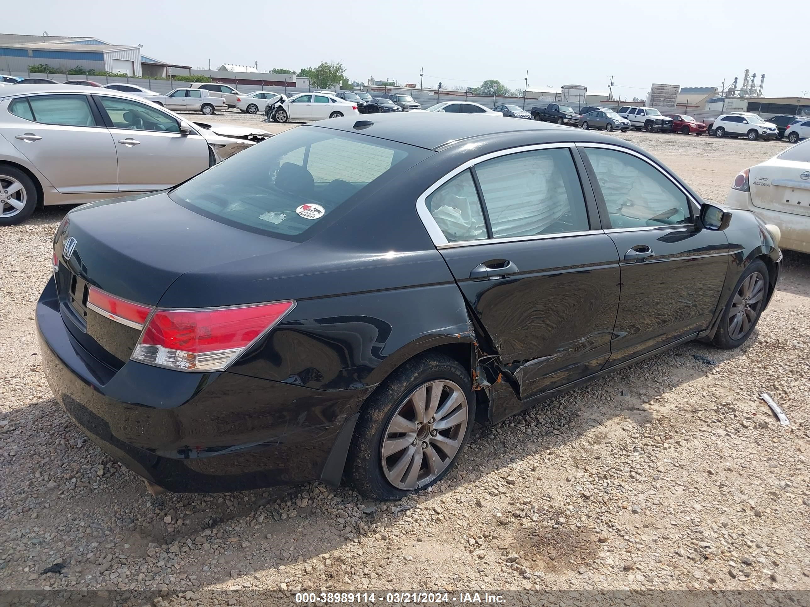 Photo 3 VIN: 1HGCP2F81BA152062 - HONDA ACCORD 