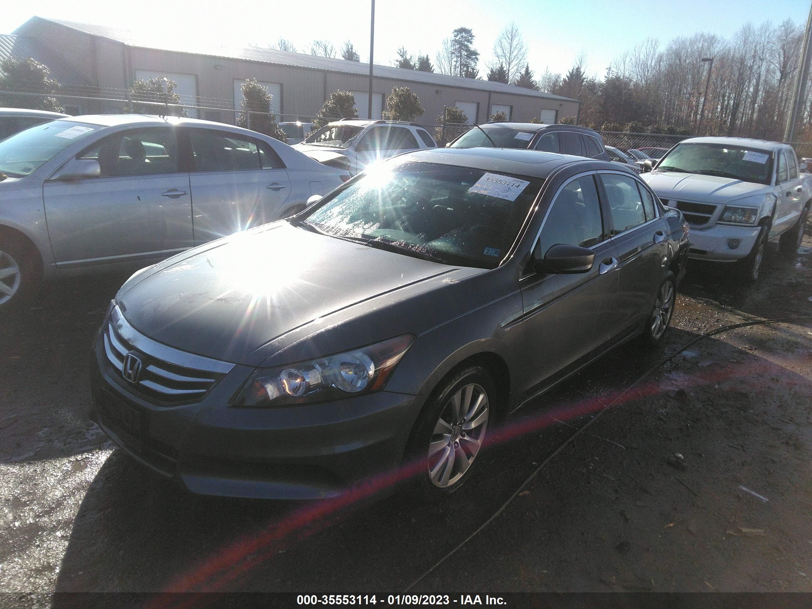 Photo 1 VIN: 1HGCP2F81CA082838 - HONDA ACCORD 