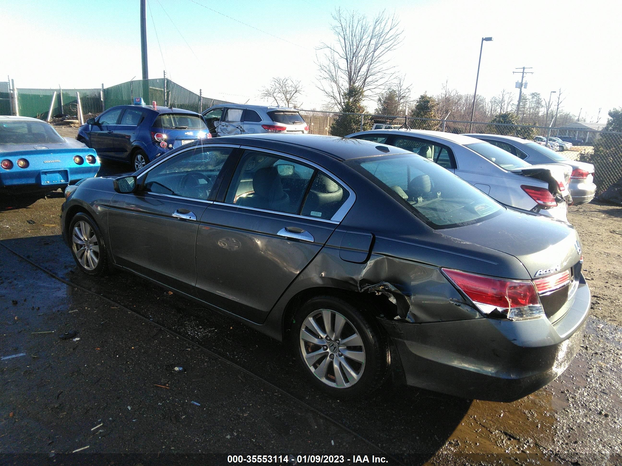 Photo 2 VIN: 1HGCP2F81CA082838 - HONDA ACCORD 