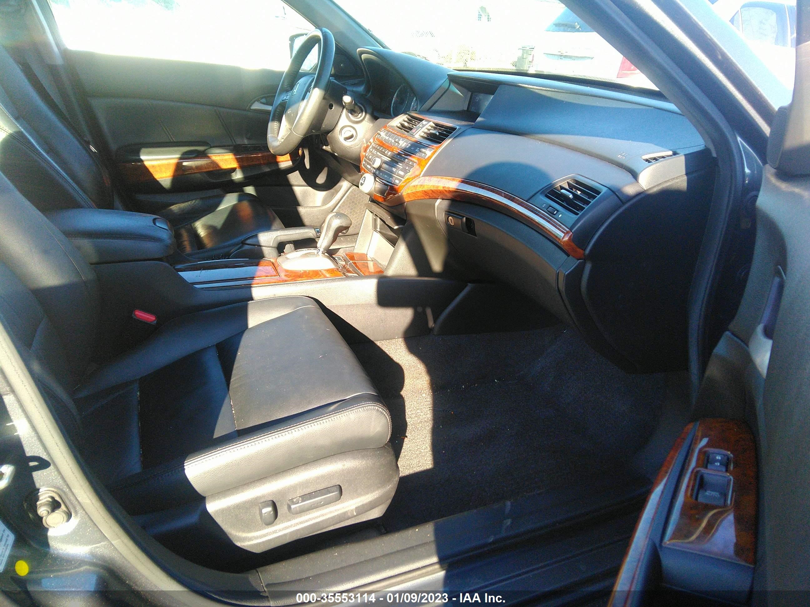 Photo 4 VIN: 1HGCP2F81CA082838 - HONDA ACCORD 