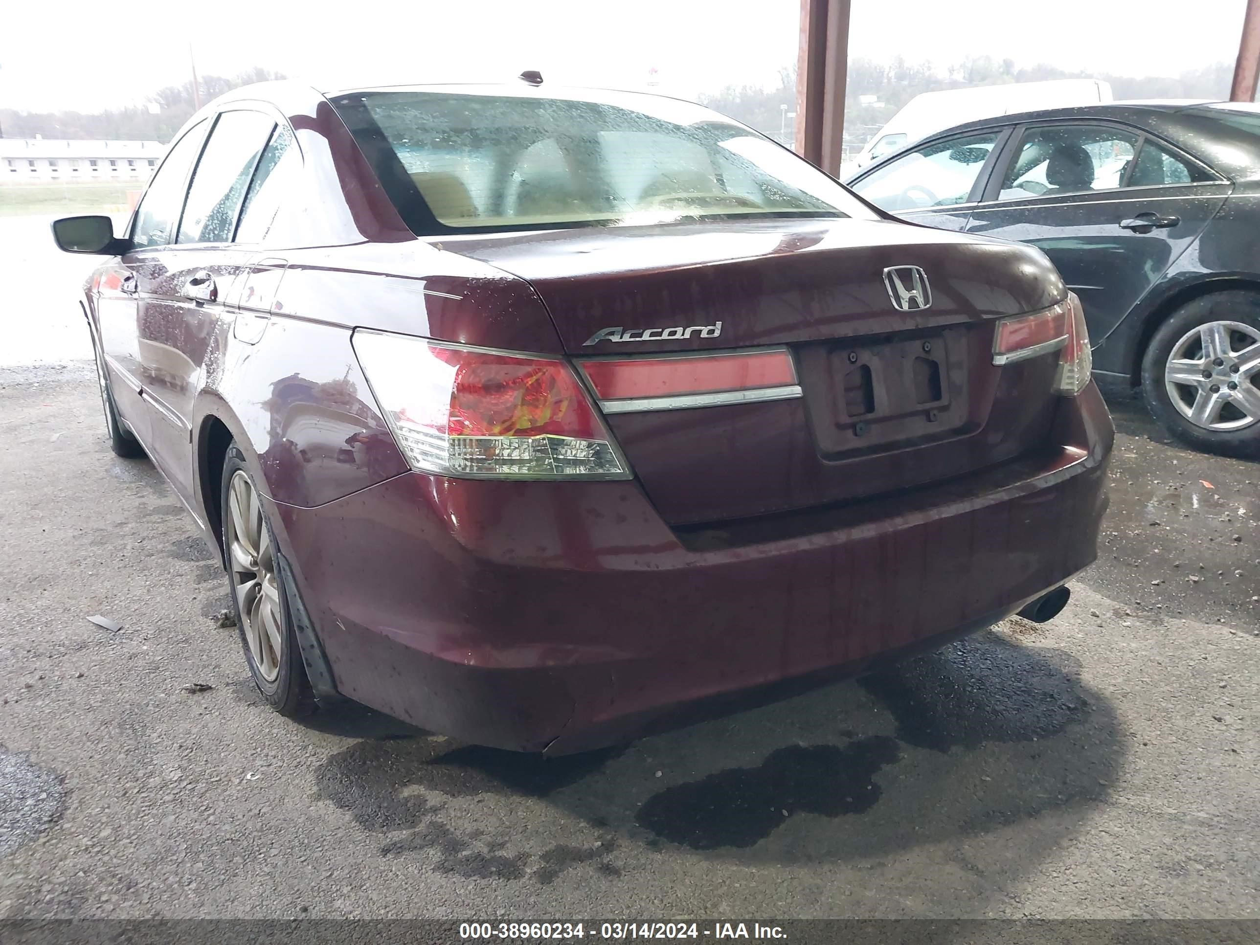 Photo 13 VIN: 1HGCP2F81CA144500 - HONDA ACCORD 