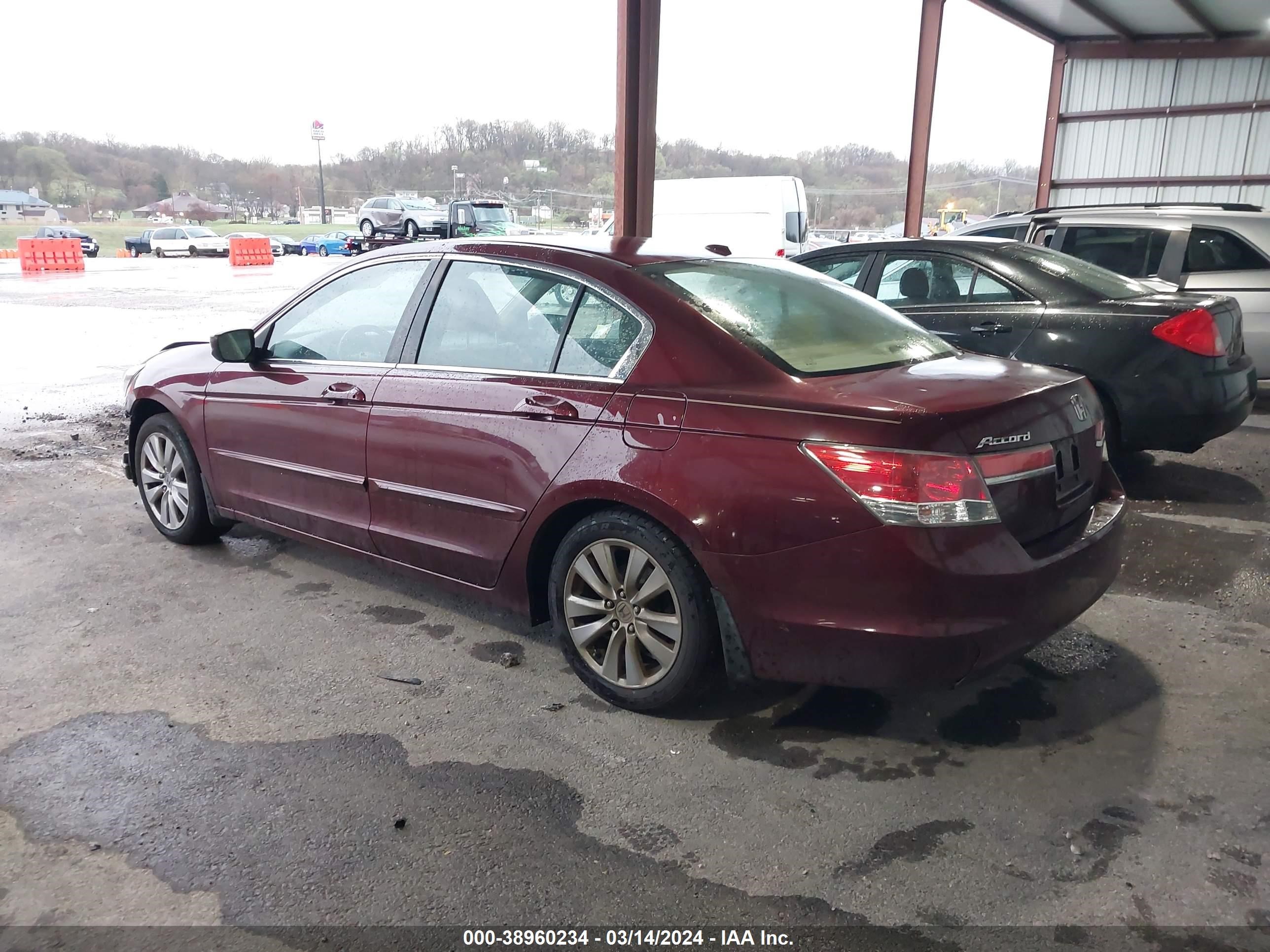 Photo 2 VIN: 1HGCP2F81CA144500 - HONDA ACCORD 