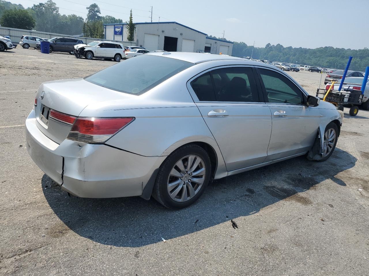 Photo 2 VIN: 1HGCP2F81CA148482 - HONDA ACCORD 