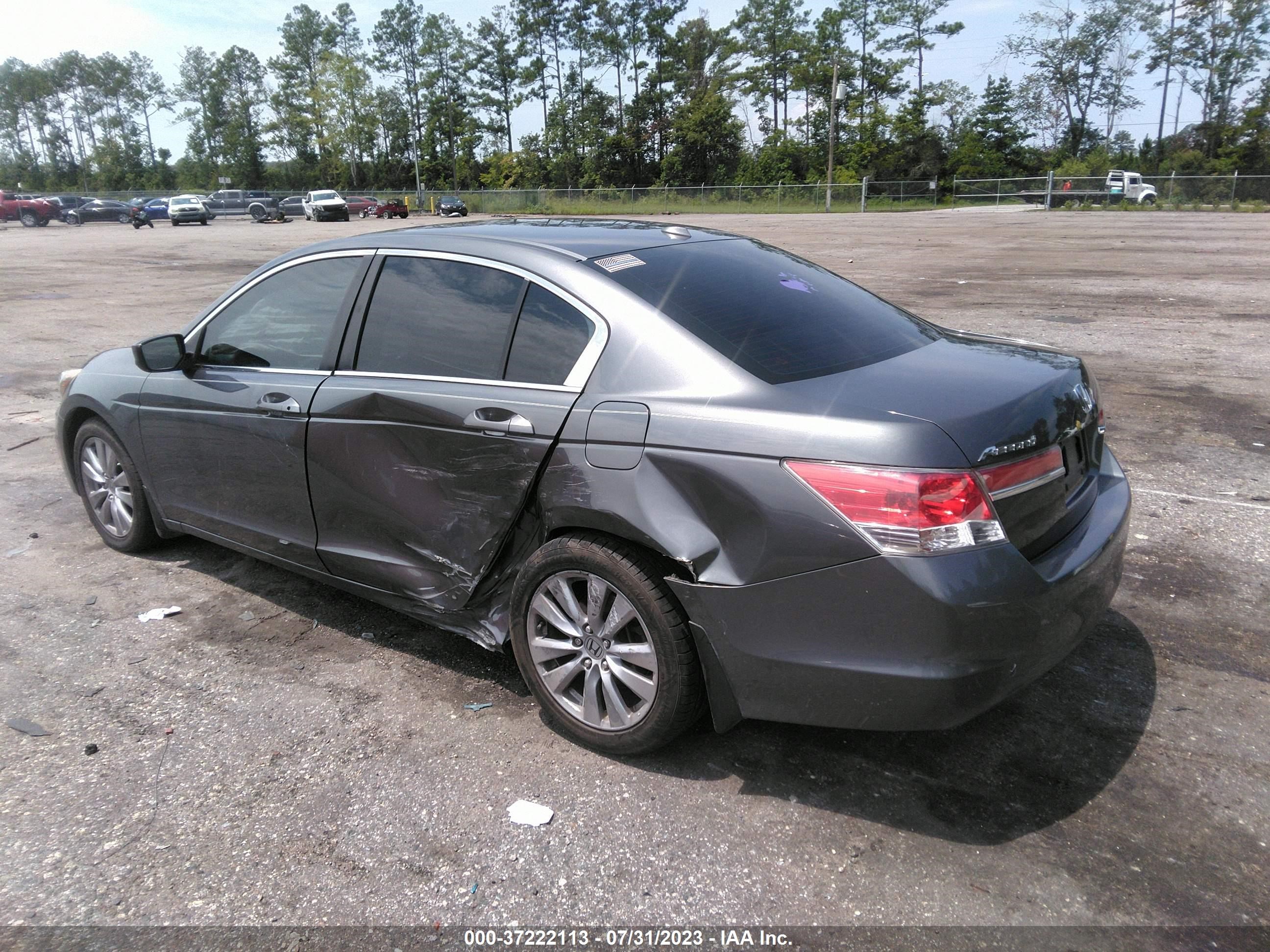 Photo 2 VIN: 1HGCP2F81CA220362 - HONDA ACCORD 