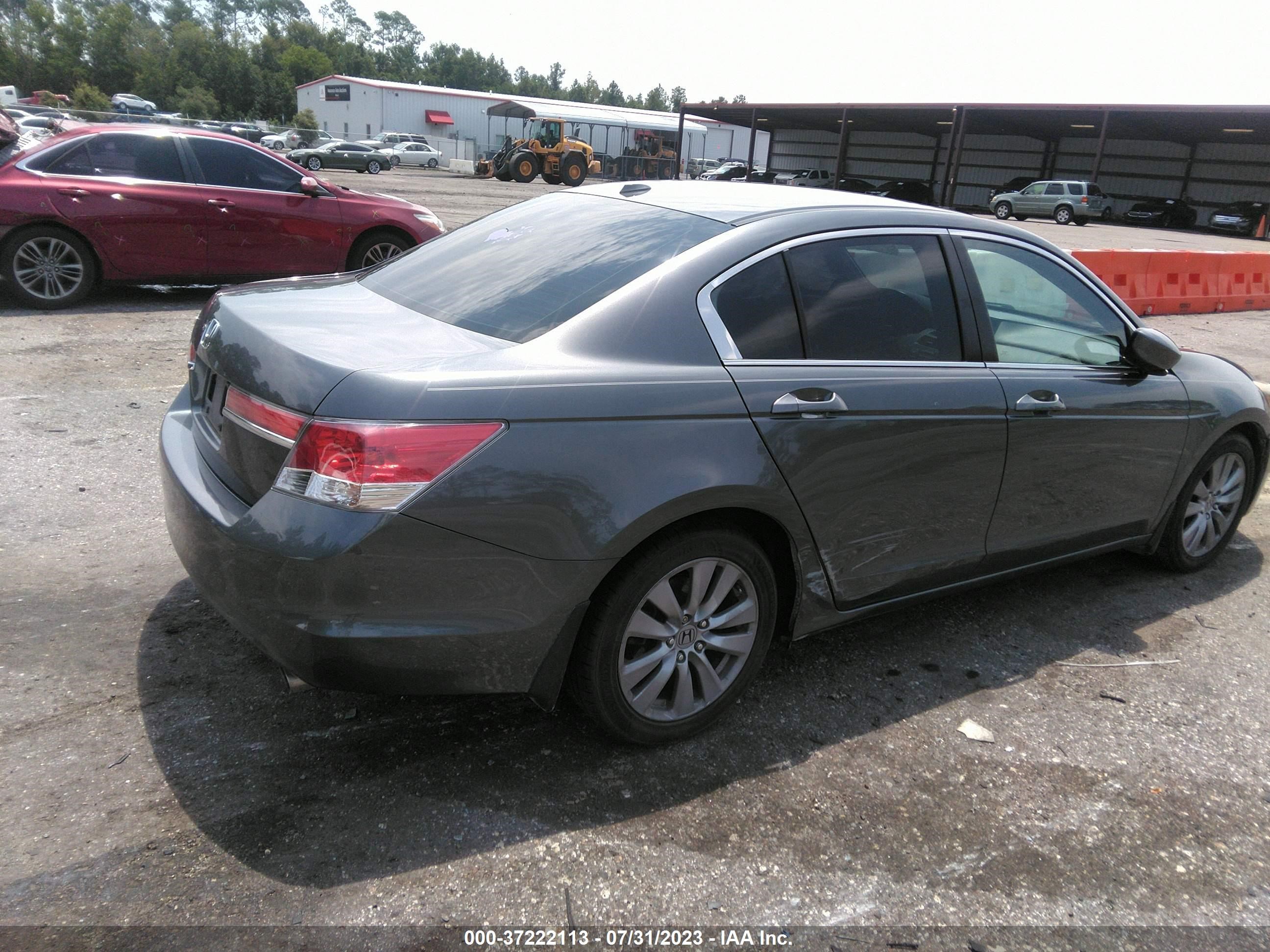 Photo 3 VIN: 1HGCP2F81CA220362 - HONDA ACCORD 