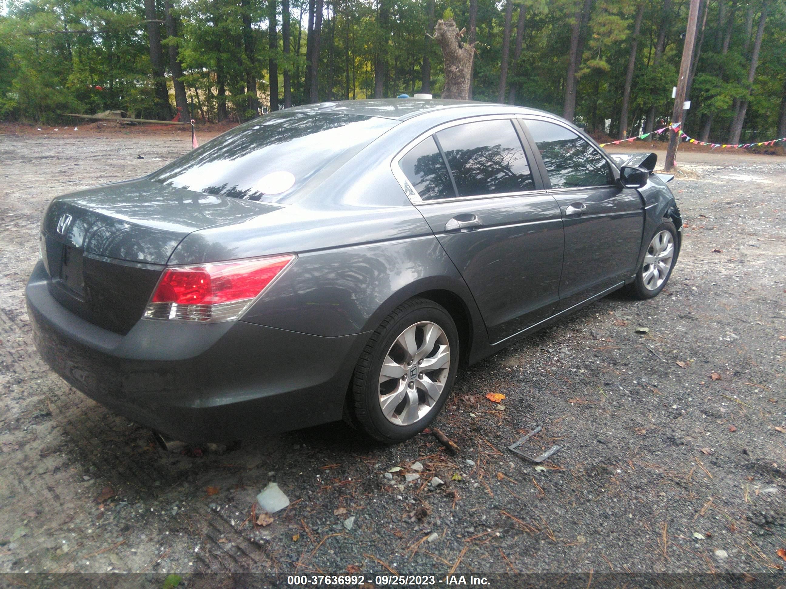 Photo 3 VIN: 1HGCP2F82AA000600 - HONDA ACCORD 