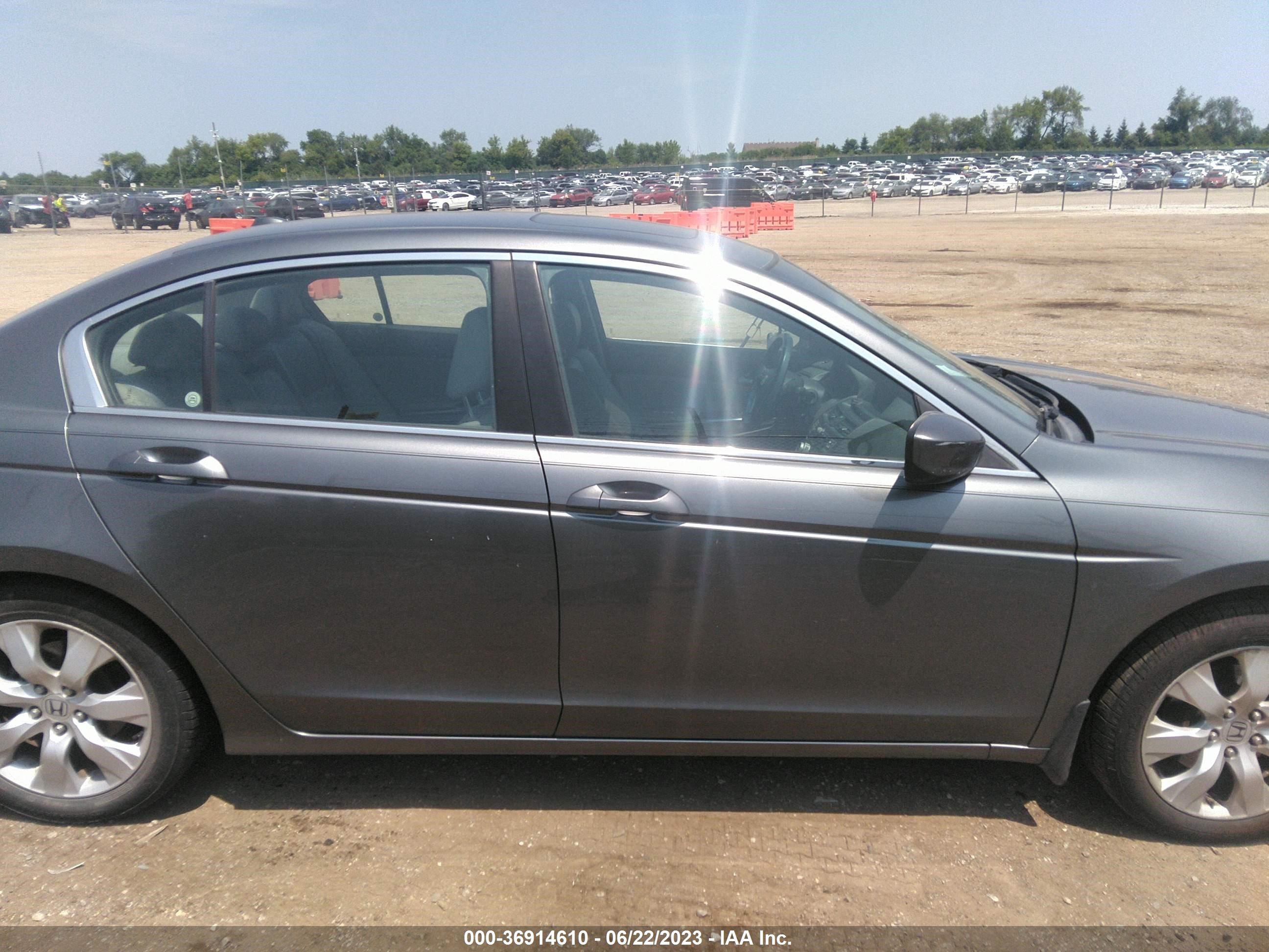 Photo 12 VIN: 1HGCP2F82AA110207 - HONDA ACCORD 