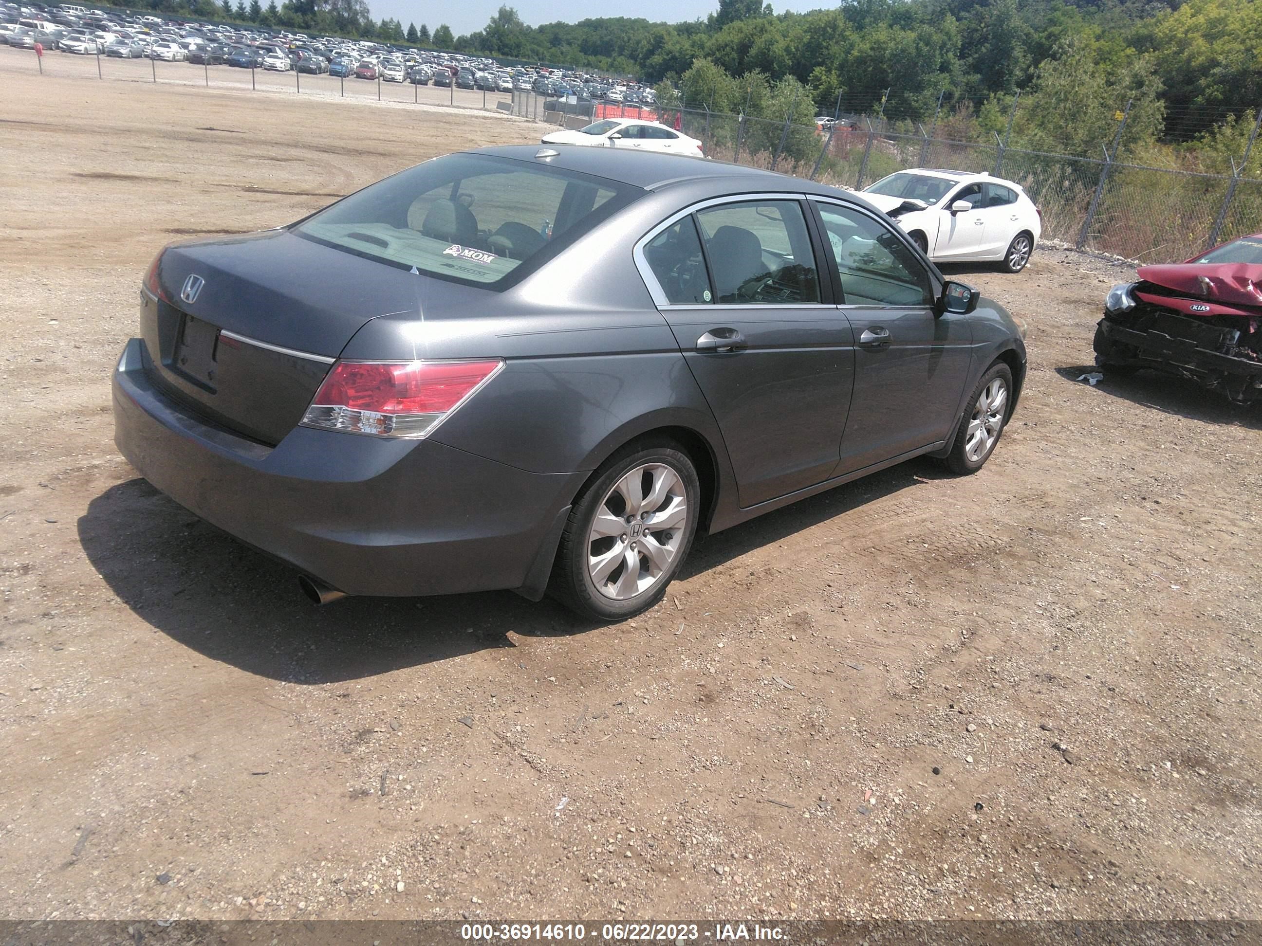 Photo 3 VIN: 1HGCP2F82AA110207 - HONDA ACCORD 