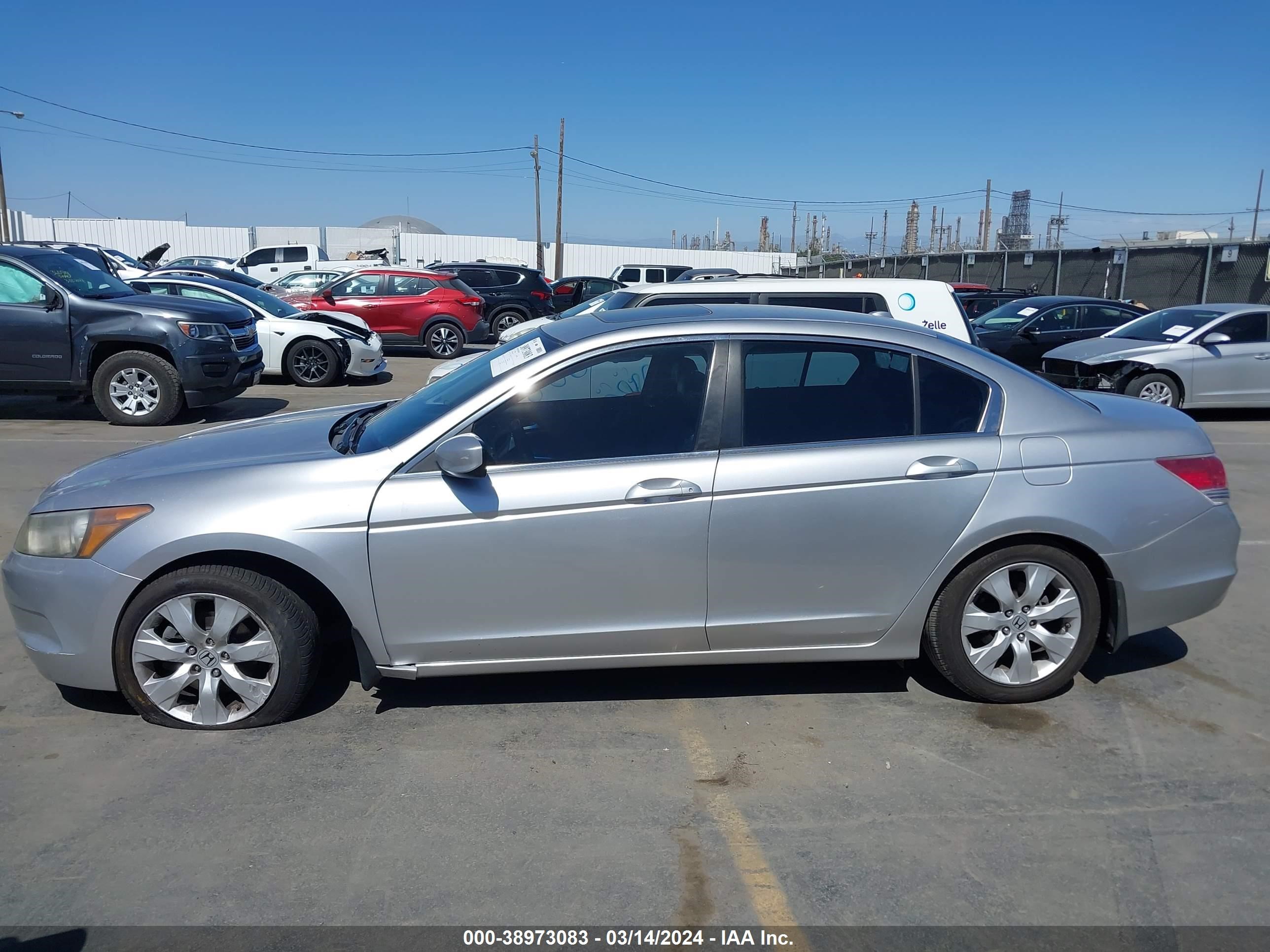 Photo 13 VIN: 1HGCP2F82AA133826 - HONDA ACCORD 