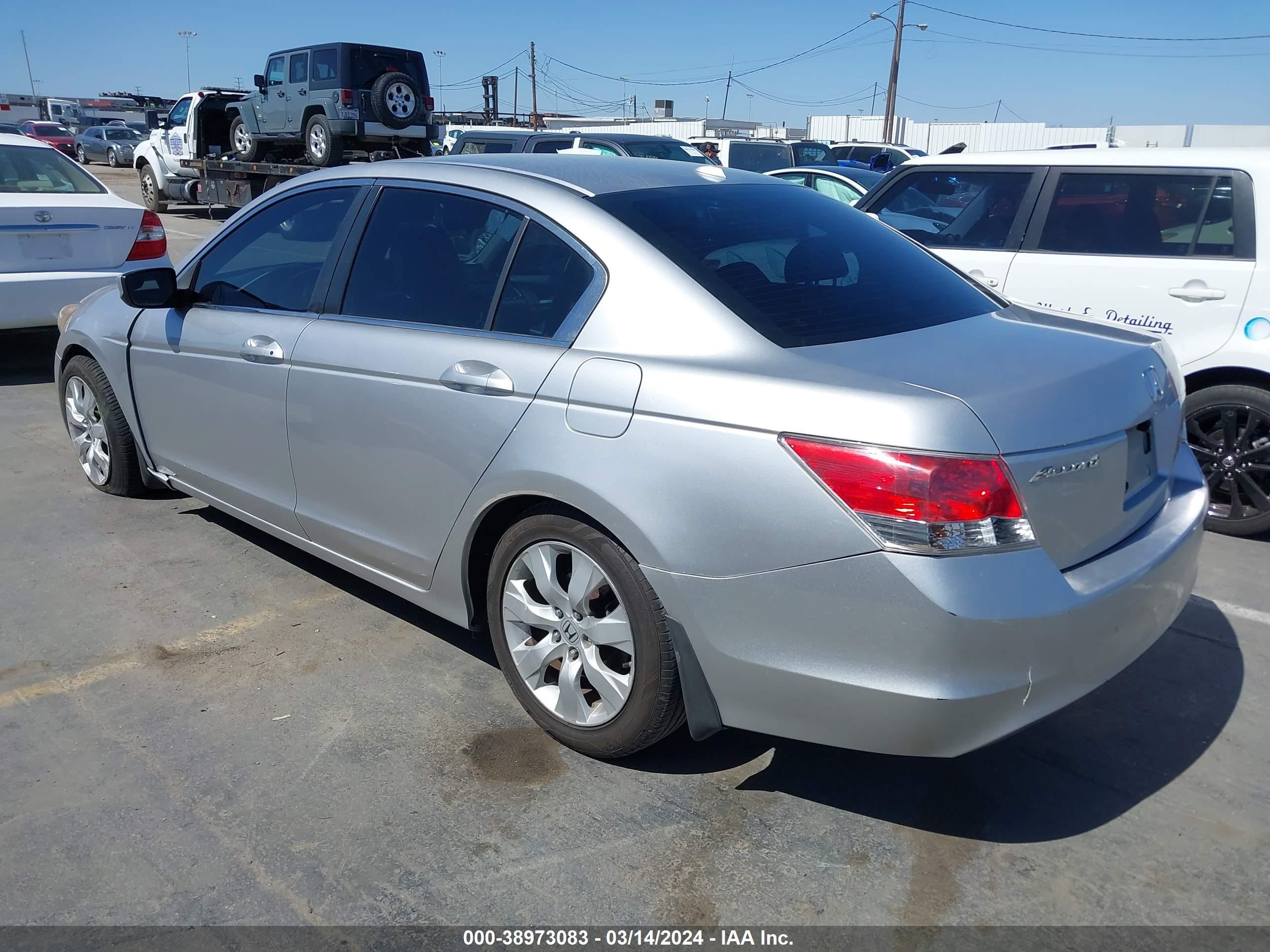 Photo 2 VIN: 1HGCP2F82AA133826 - HONDA ACCORD 