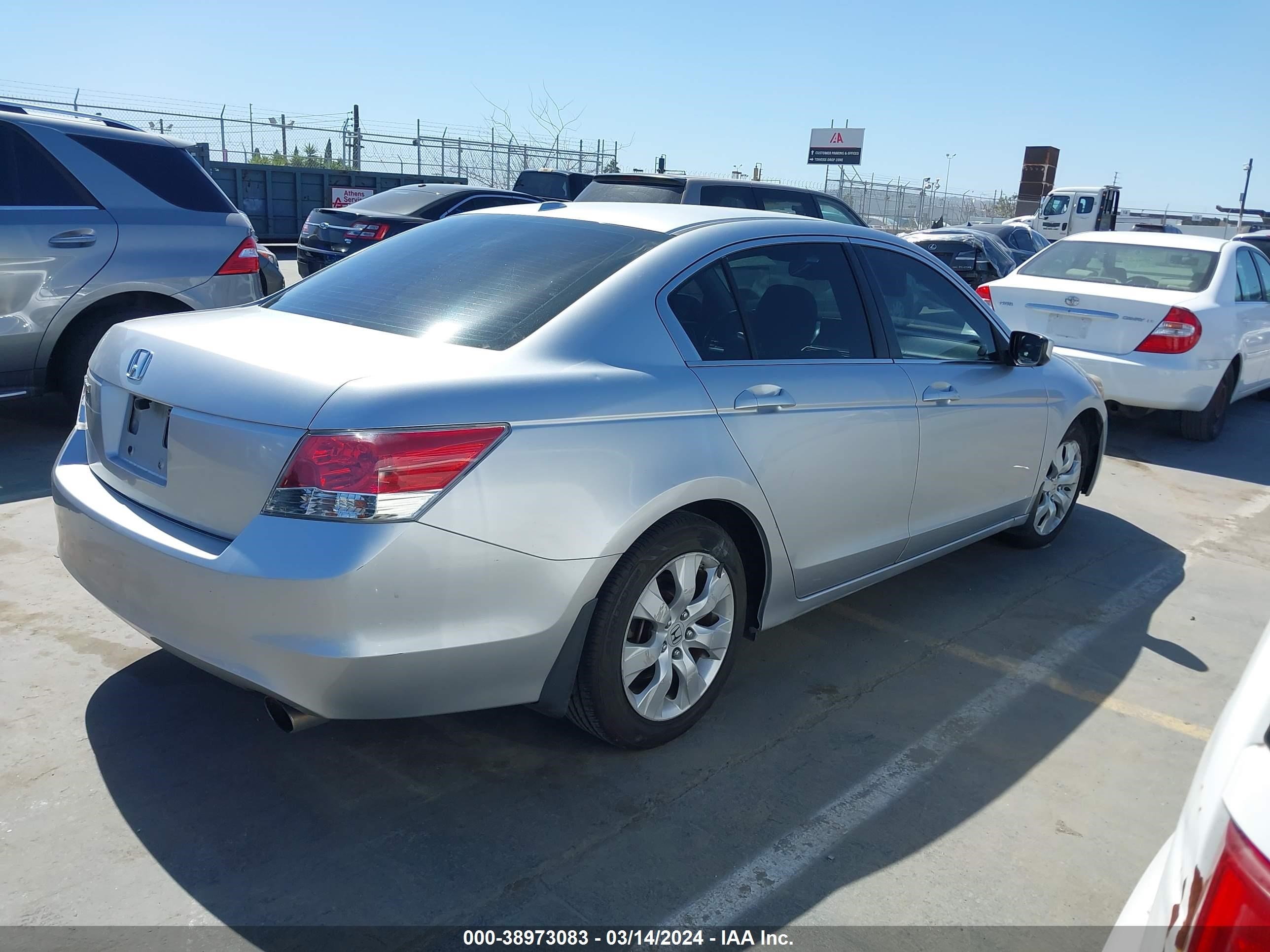 Photo 3 VIN: 1HGCP2F82AA133826 - HONDA ACCORD 