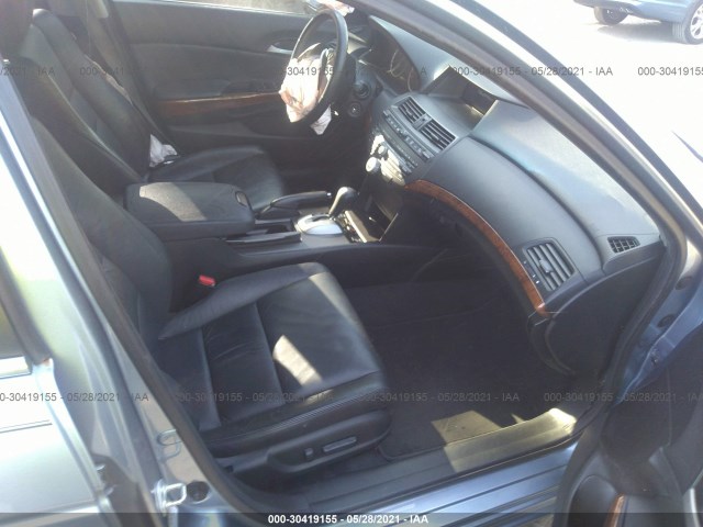 Photo 4 VIN: 1HGCP2F82BA085570 - HONDA ACCORD SDN 