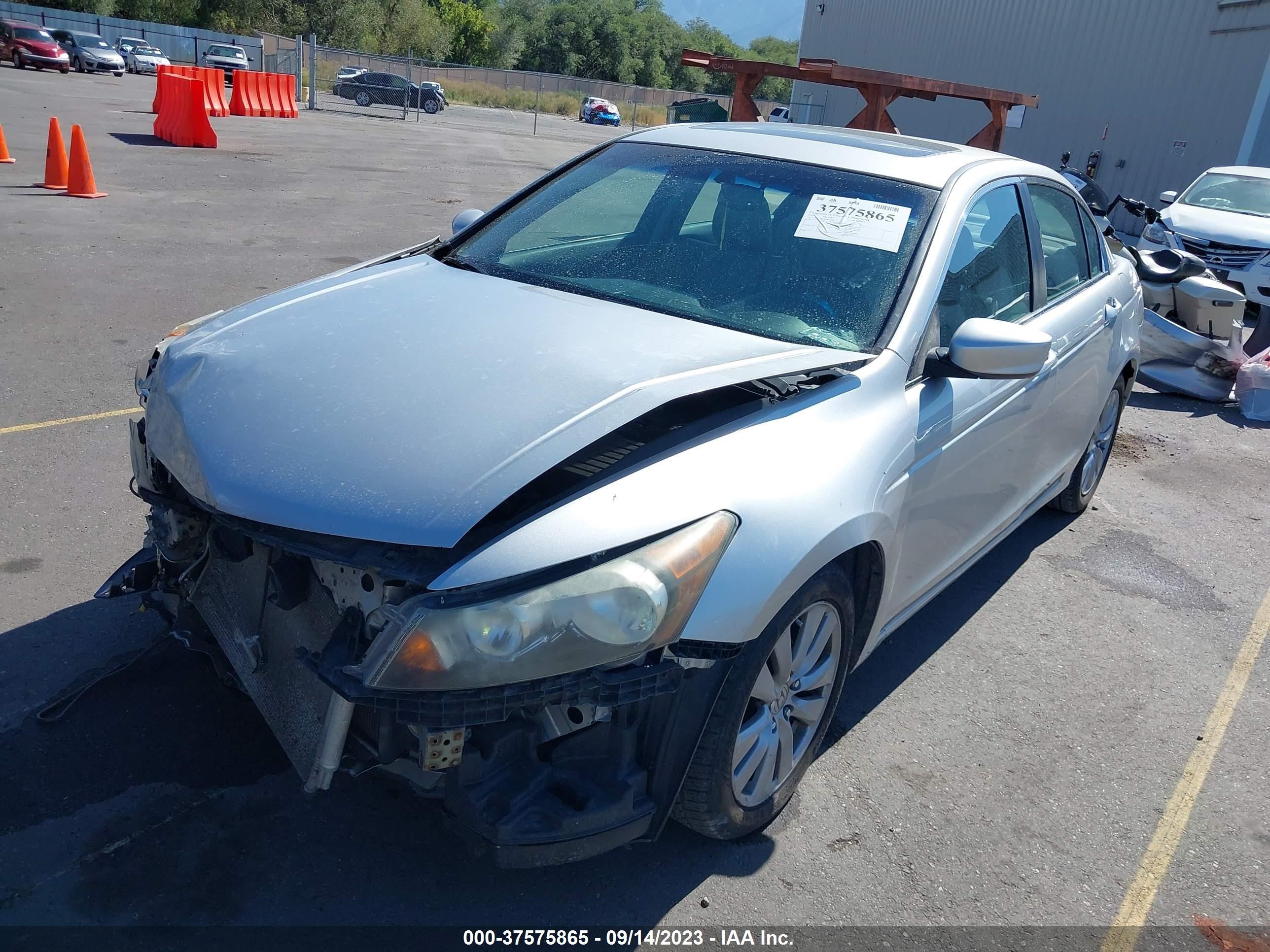 Photo 1 VIN: 1HGCP2F82CA002818 - HONDA ACCORD 