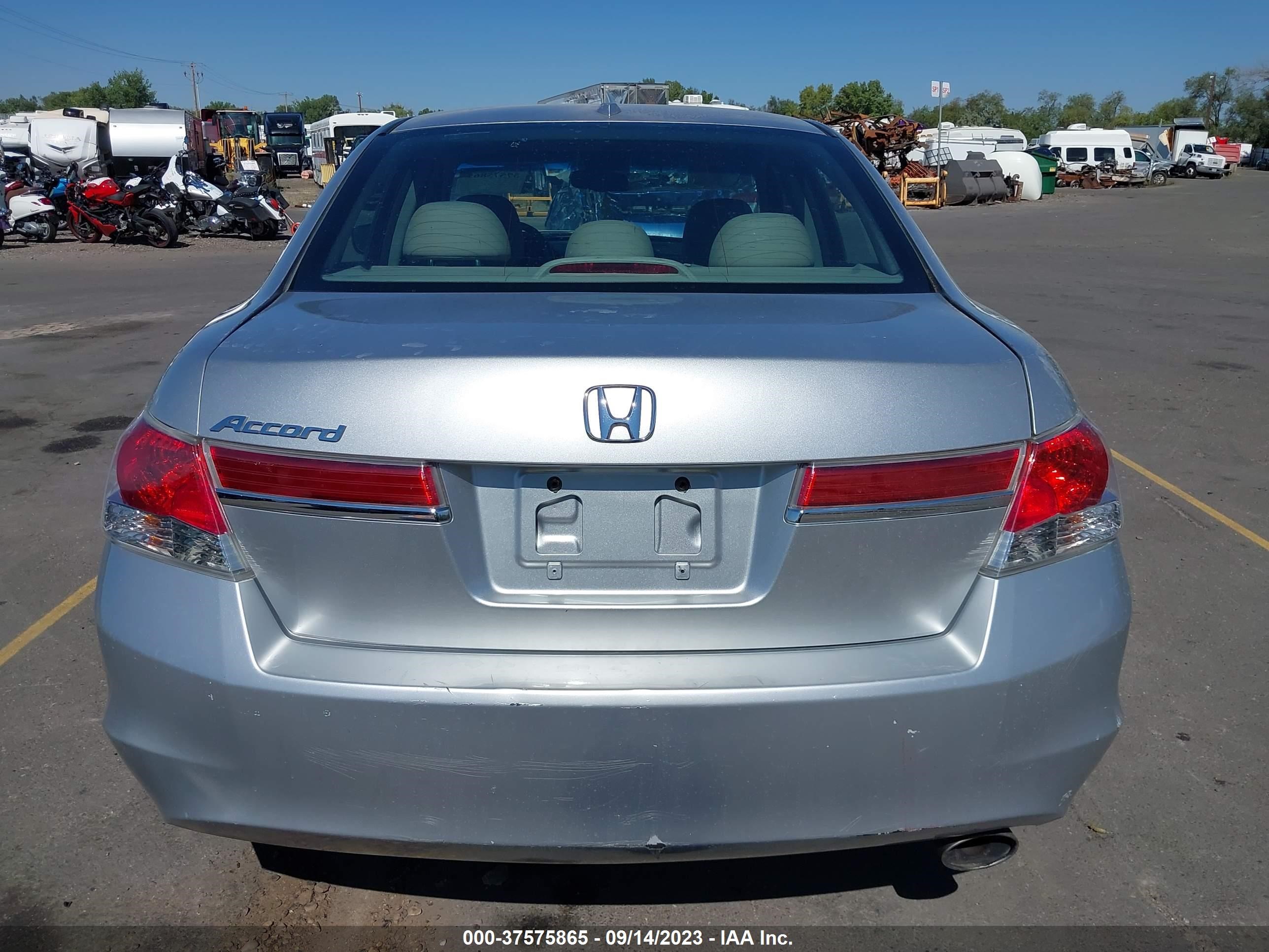 Photo 14 VIN: 1HGCP2F82CA002818 - HONDA ACCORD 