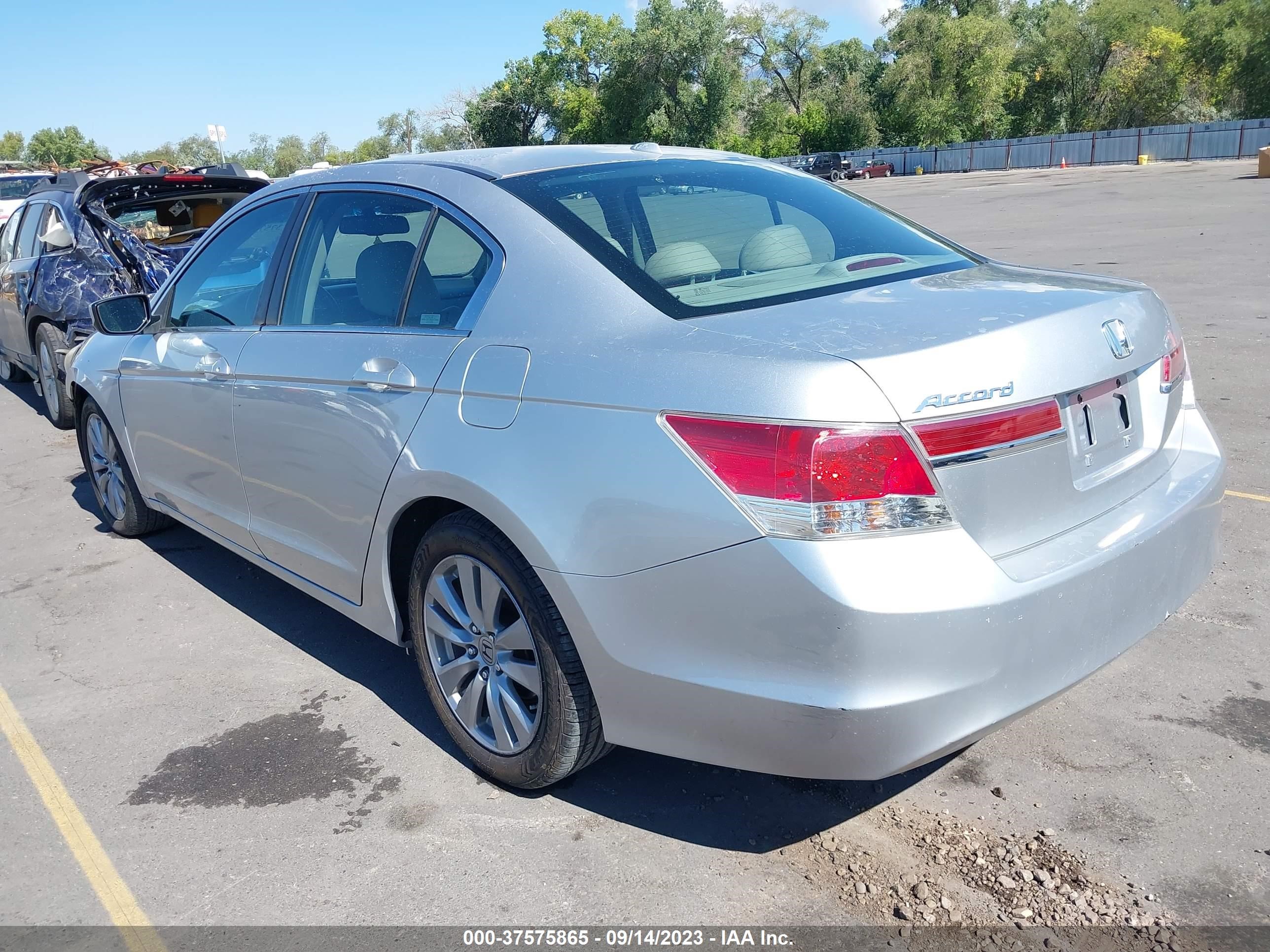 Photo 2 VIN: 1HGCP2F82CA002818 - HONDA ACCORD 