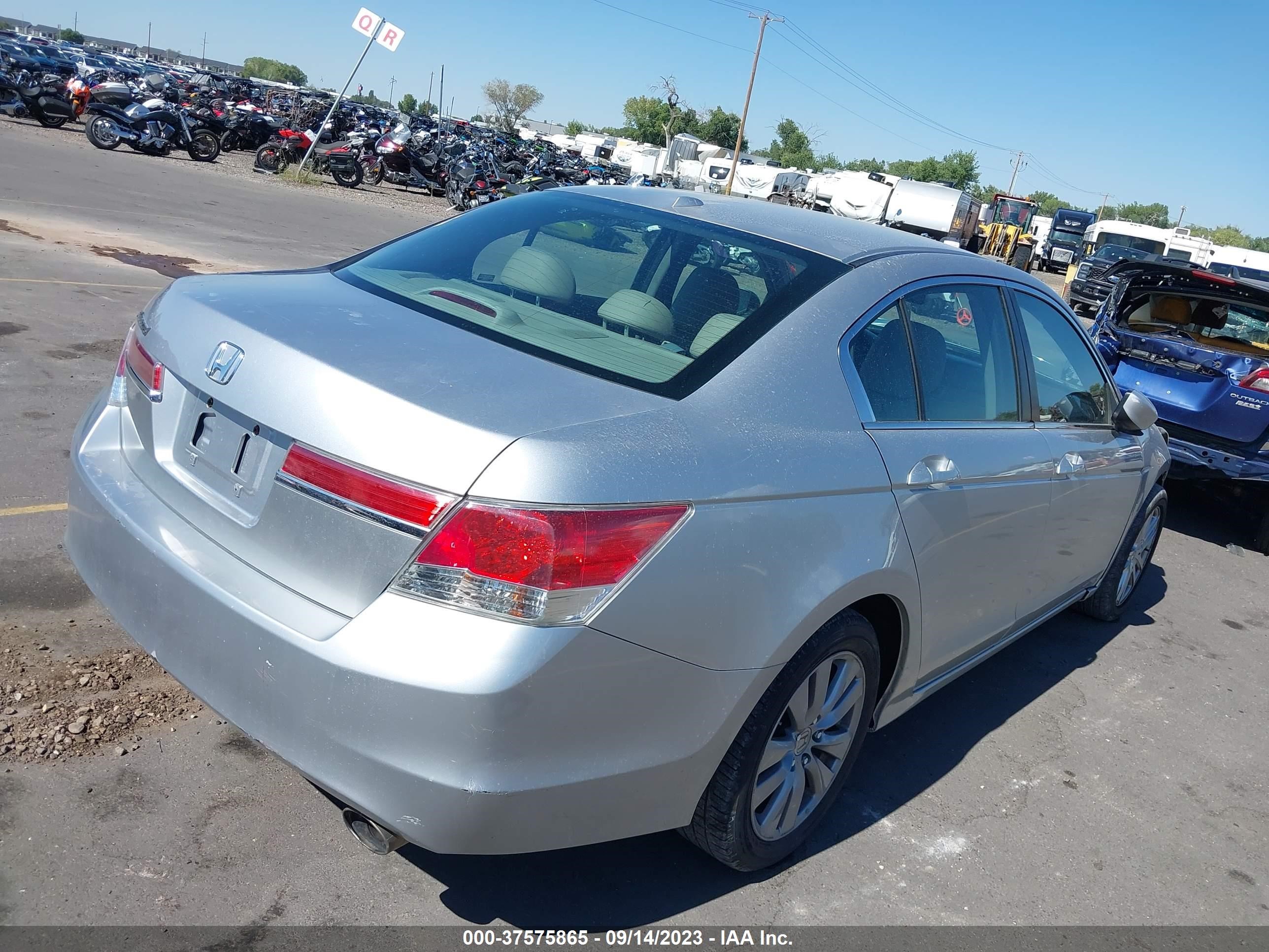 Photo 3 VIN: 1HGCP2F82CA002818 - HONDA ACCORD 