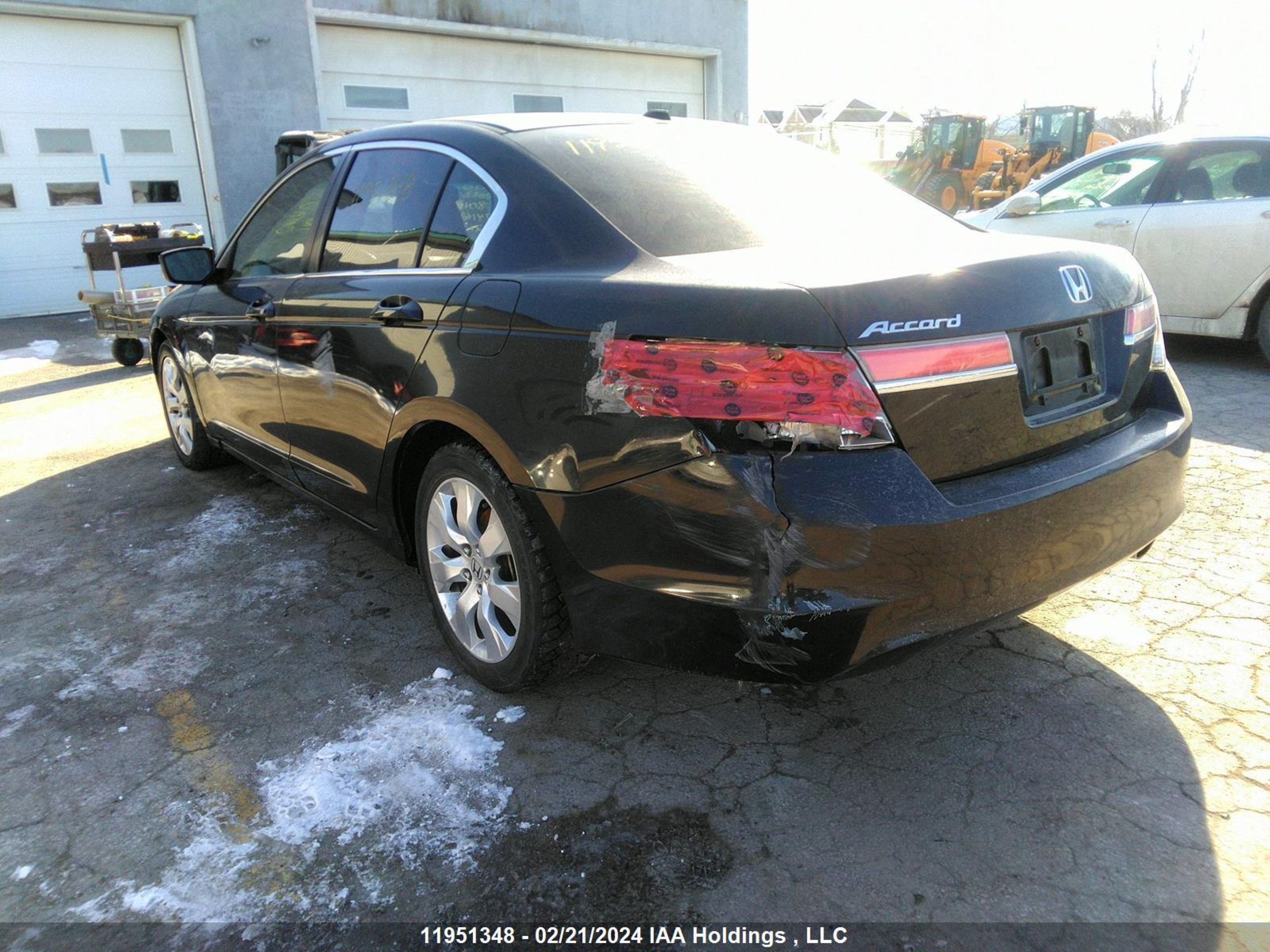 Photo 2 VIN: 1HGCP2F82CA801840 - HONDA ACCORD 