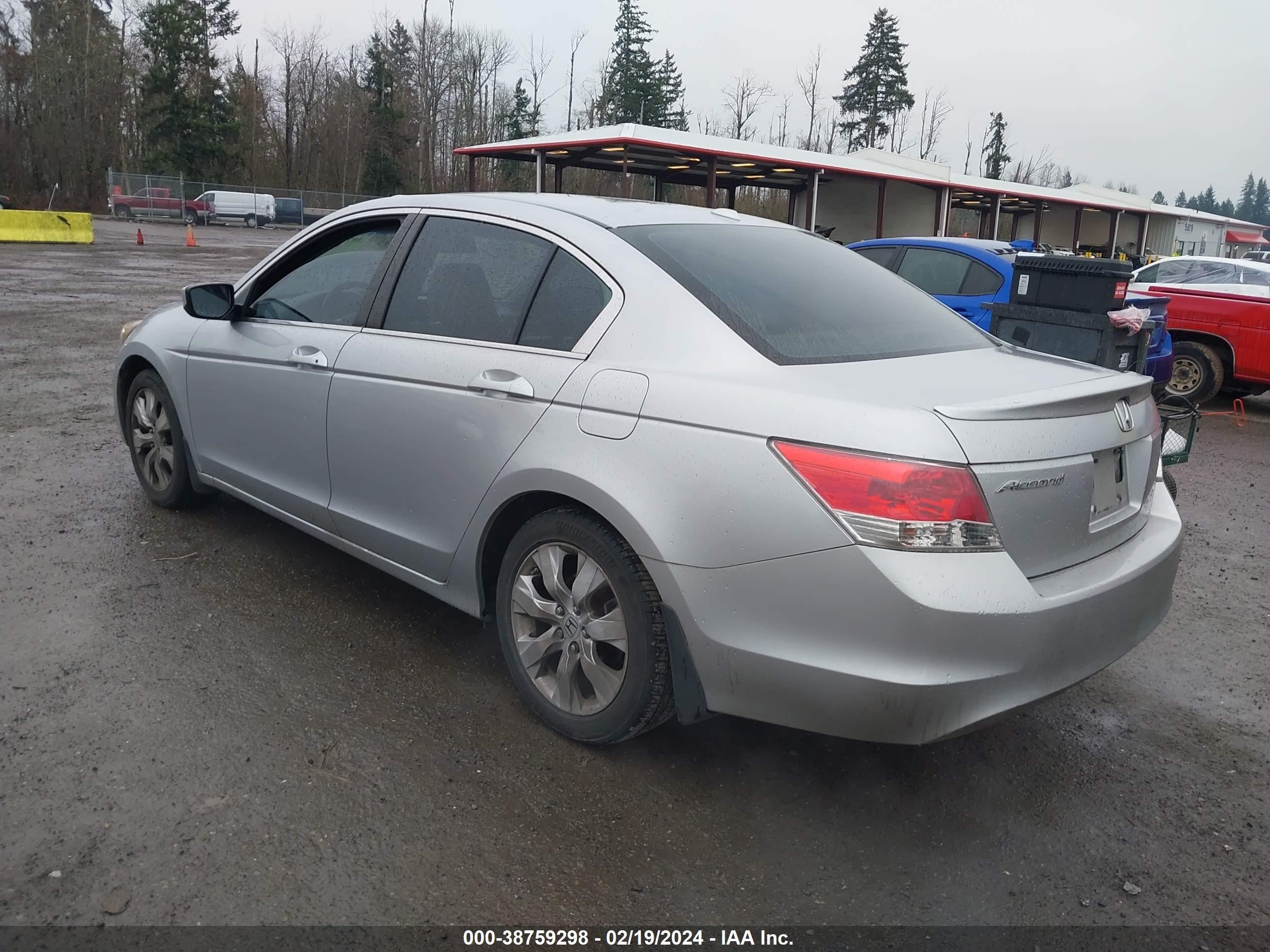 Photo 2 VIN: 1HGCP2F83AA162350 - HONDA ACCORD 