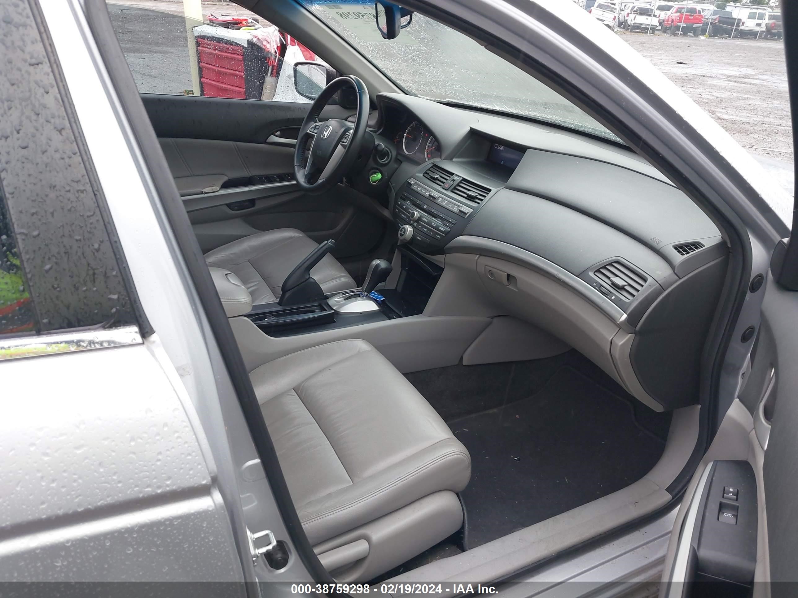 Photo 4 VIN: 1HGCP2F83AA162350 - HONDA ACCORD 