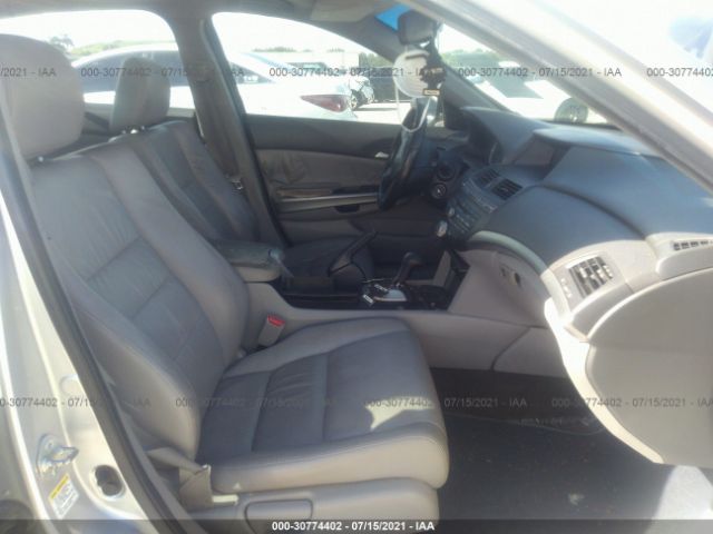 Photo 4 VIN: 1HGCP2F83AA184669 - HONDA ACCORD SDN 