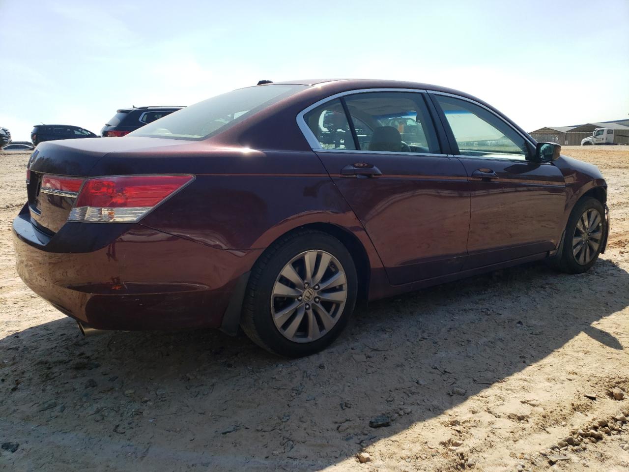 Photo 2 VIN: 1HGCP2F83BA128958 - HONDA ACCORD 