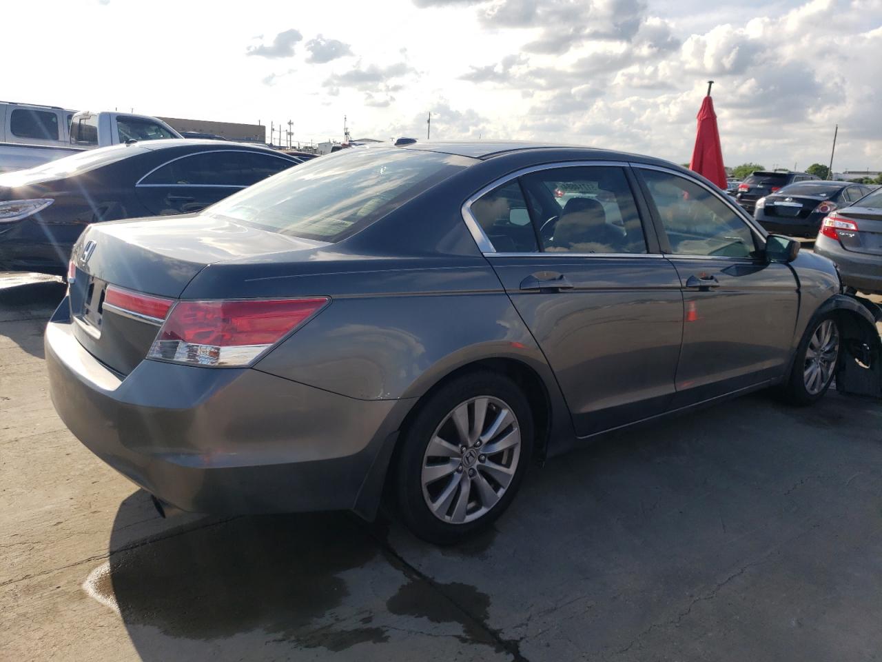 Photo 2 VIN: 1HGCP2F83CA120845 - HONDA ACCORD 