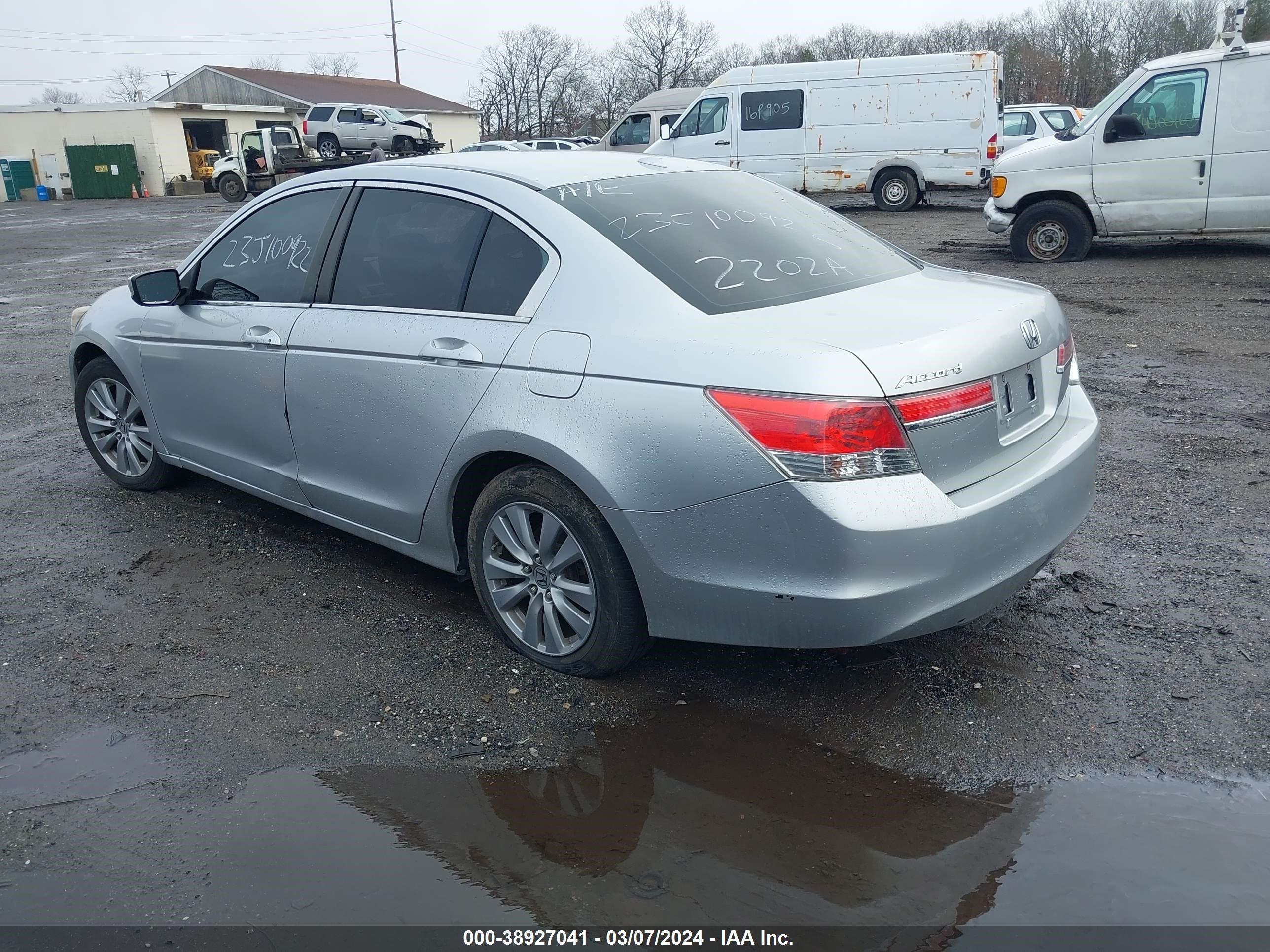 Photo 2 VIN: 1HGCP2F83CA144160 - HONDA ACCORD 