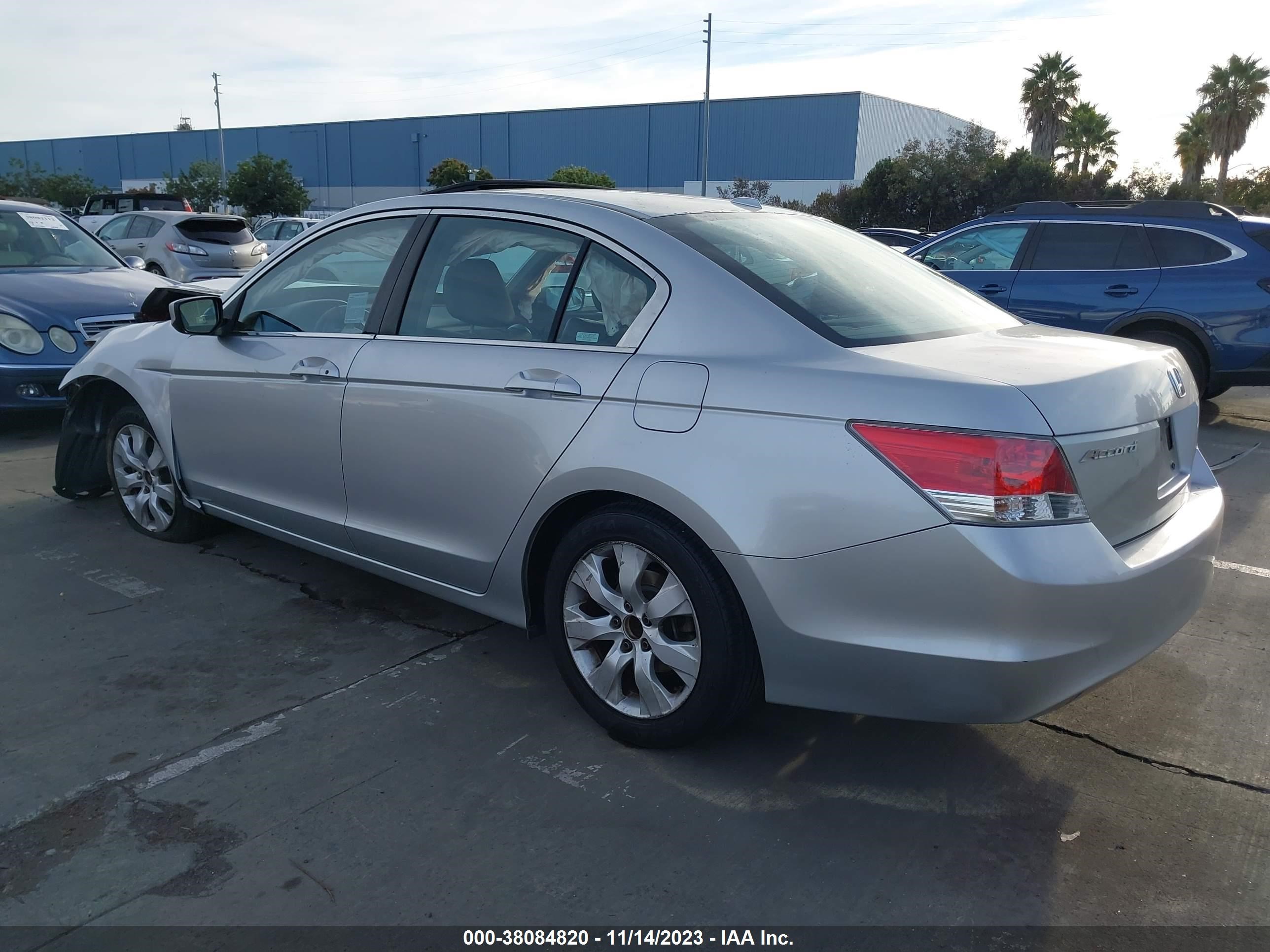 Photo 2 VIN: 1HGCP2F84AA046784 - HONDA ACCORD 