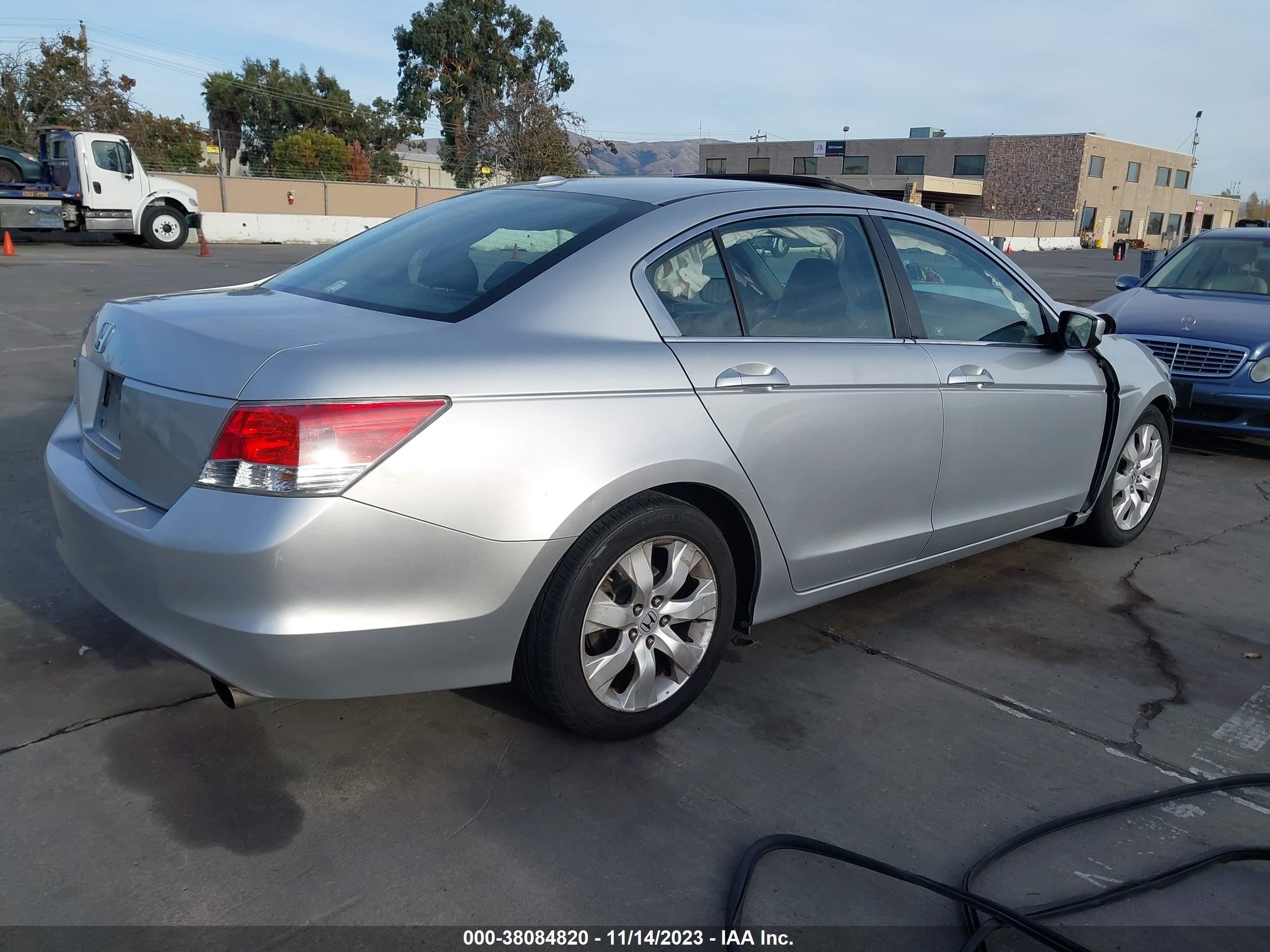 Photo 3 VIN: 1HGCP2F84AA046784 - HONDA ACCORD 