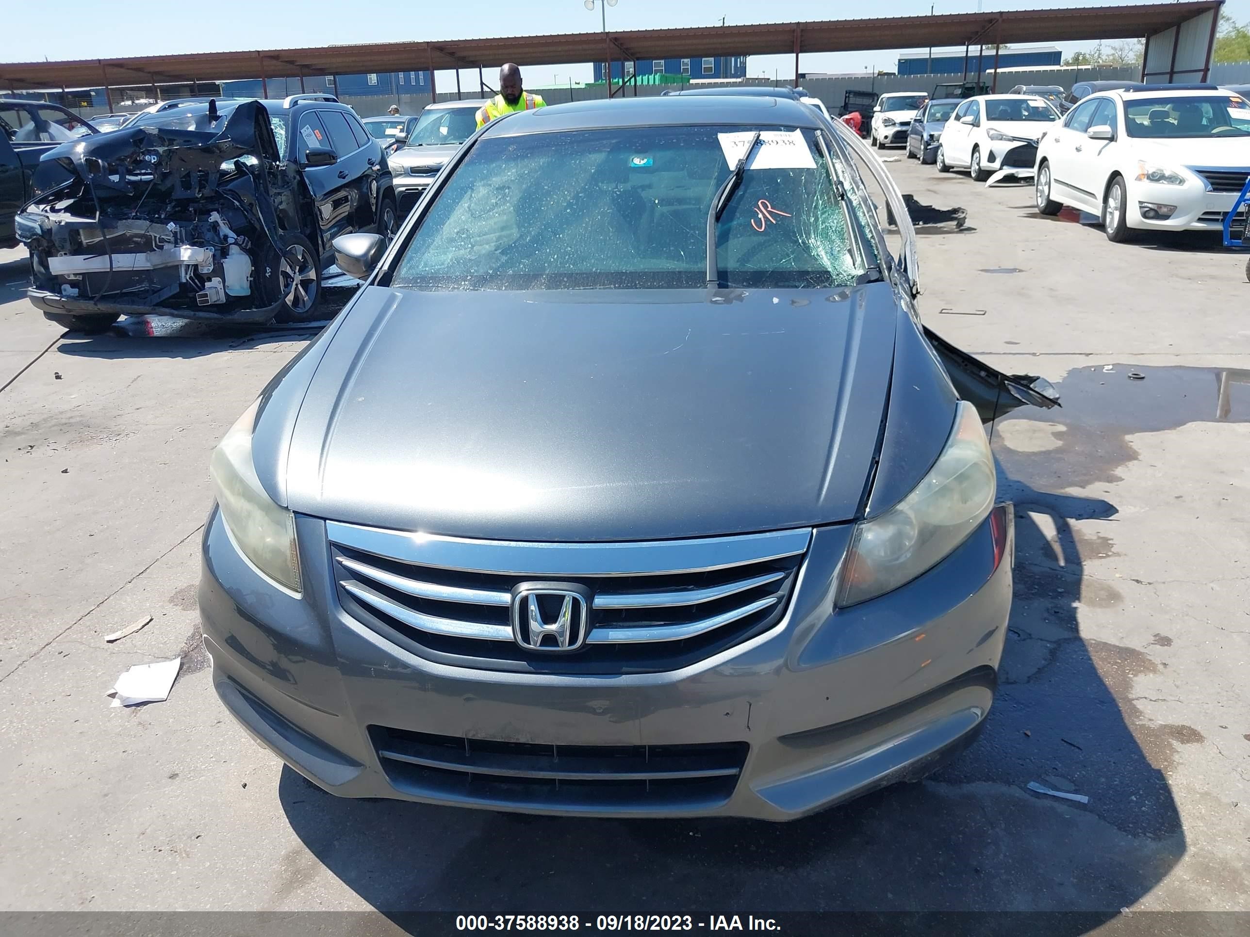 Photo 10 VIN: 1HGCP2F84BA075252 - HONDA ACCORD 