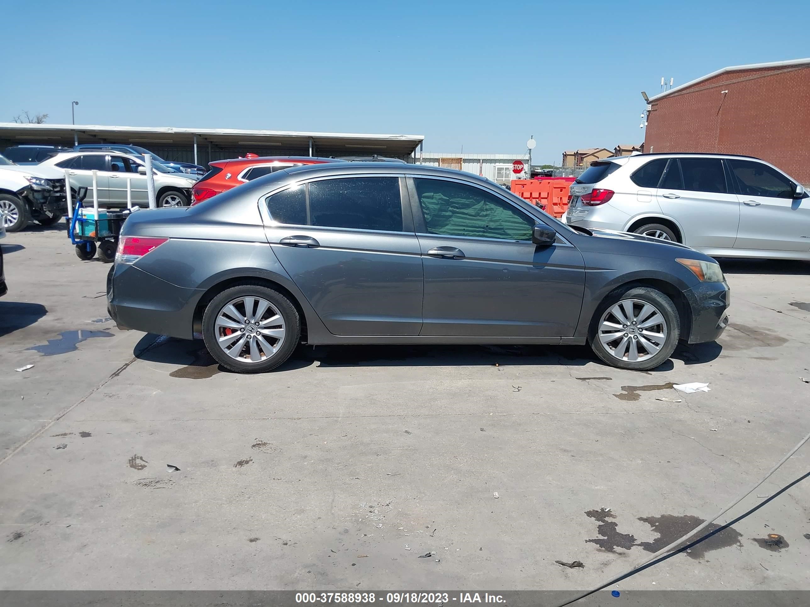 Photo 11 VIN: 1HGCP2F84BA075252 - HONDA ACCORD 