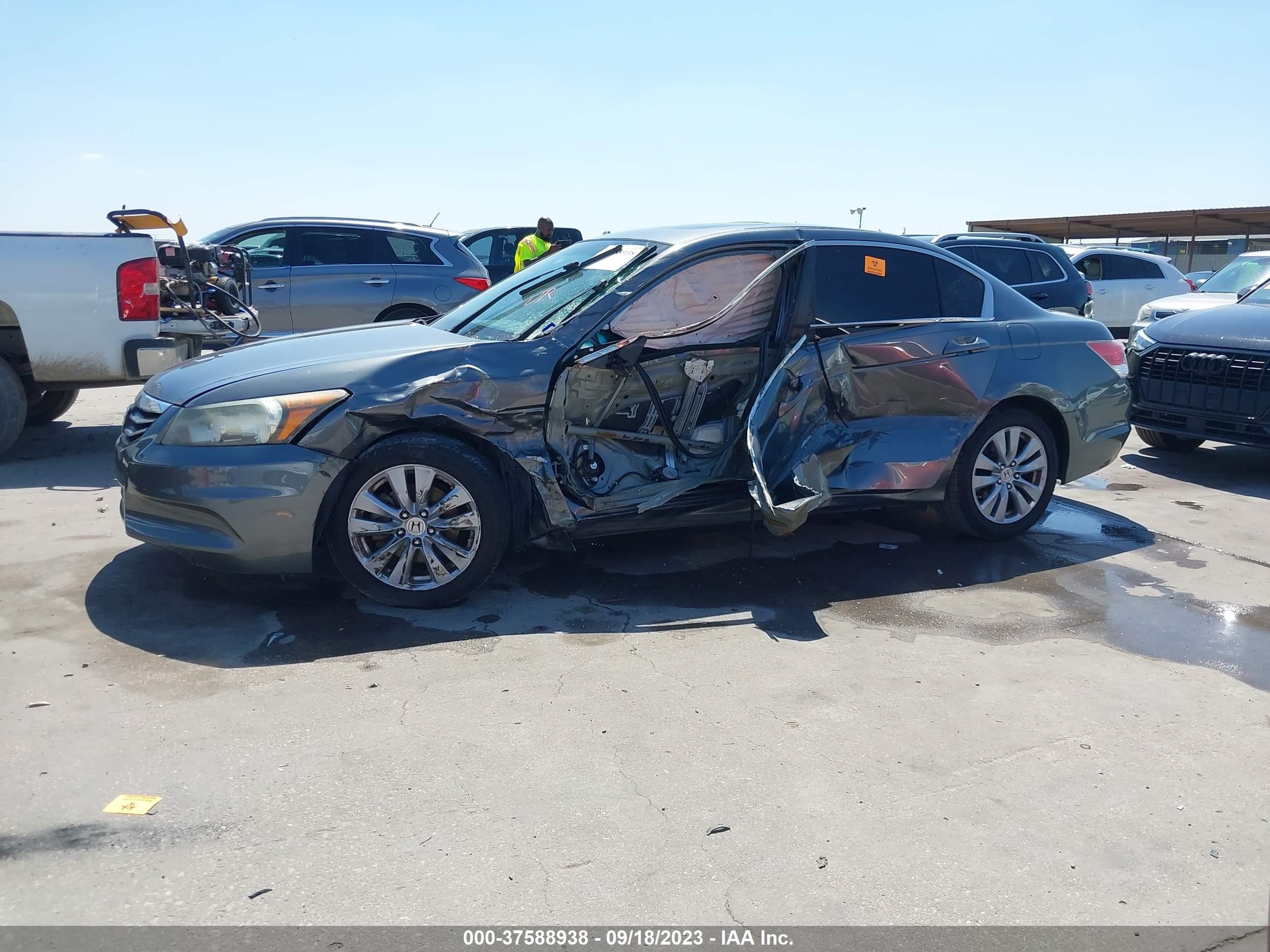 Photo 12 VIN: 1HGCP2F84BA075252 - HONDA ACCORD 