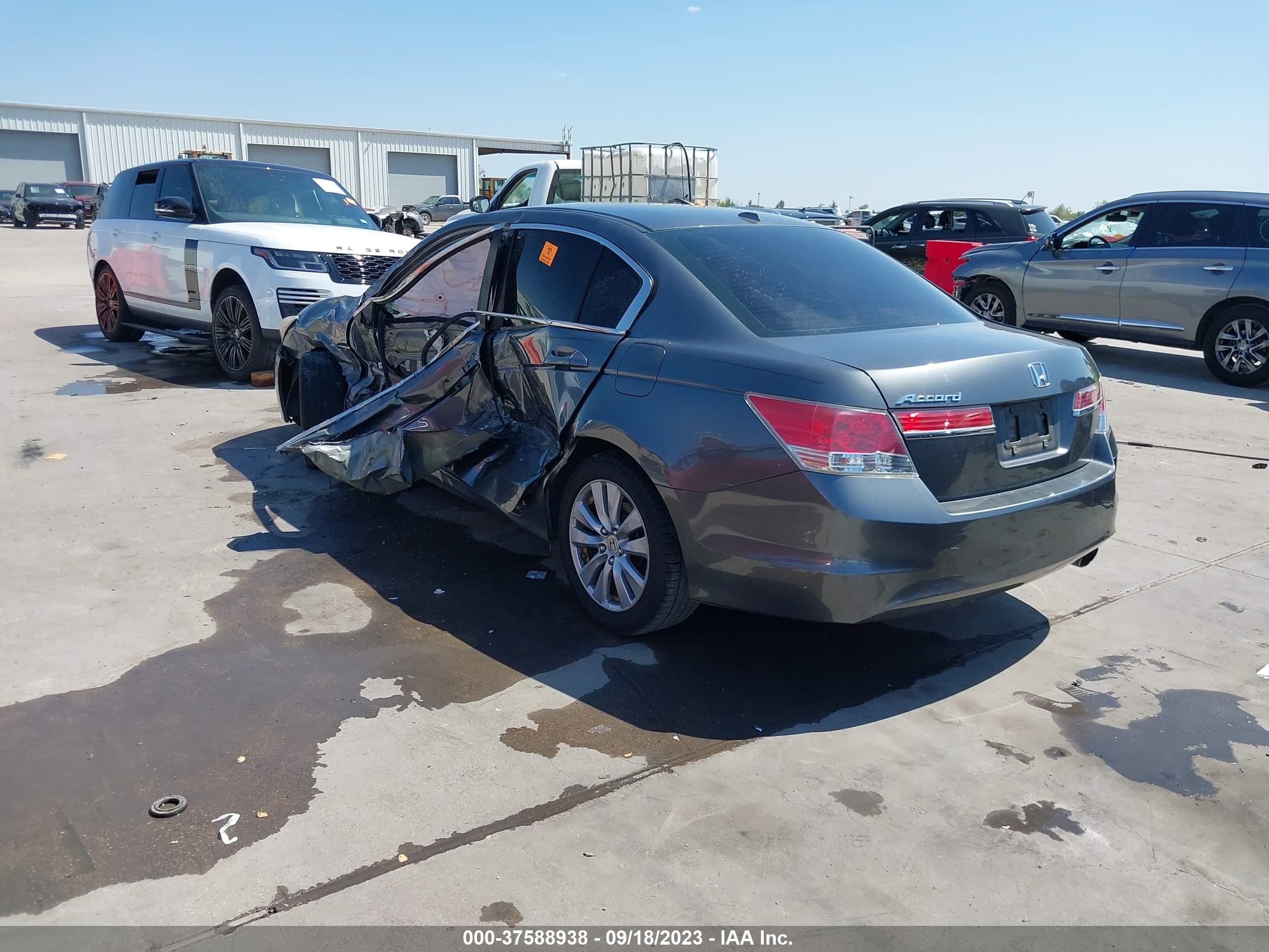 Photo 2 VIN: 1HGCP2F84BA075252 - HONDA ACCORD 