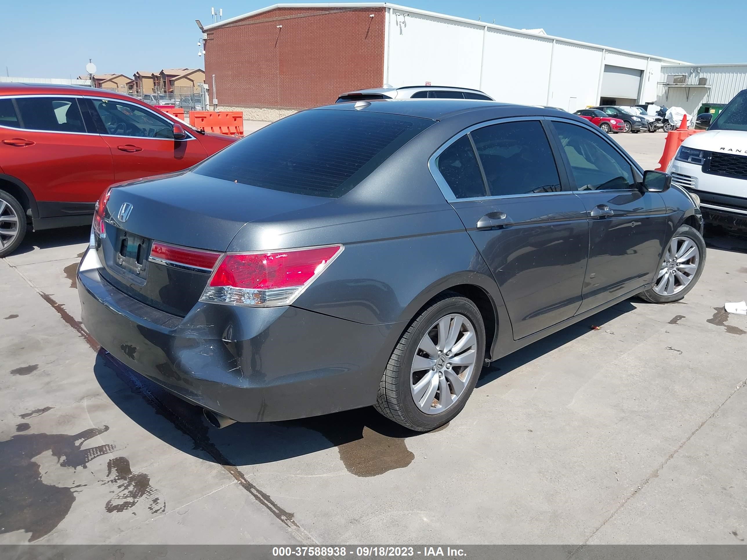 Photo 3 VIN: 1HGCP2F84BA075252 - HONDA ACCORD 