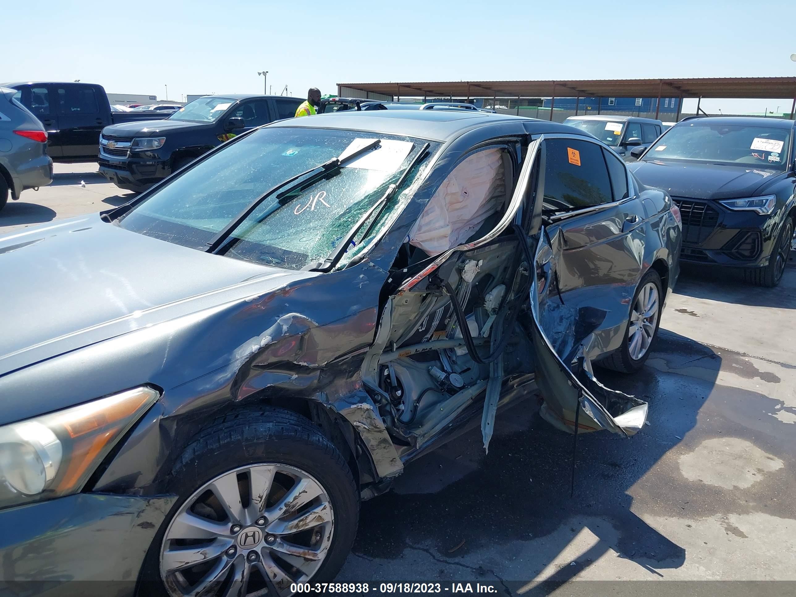 Photo 5 VIN: 1HGCP2F84BA075252 - HONDA ACCORD 