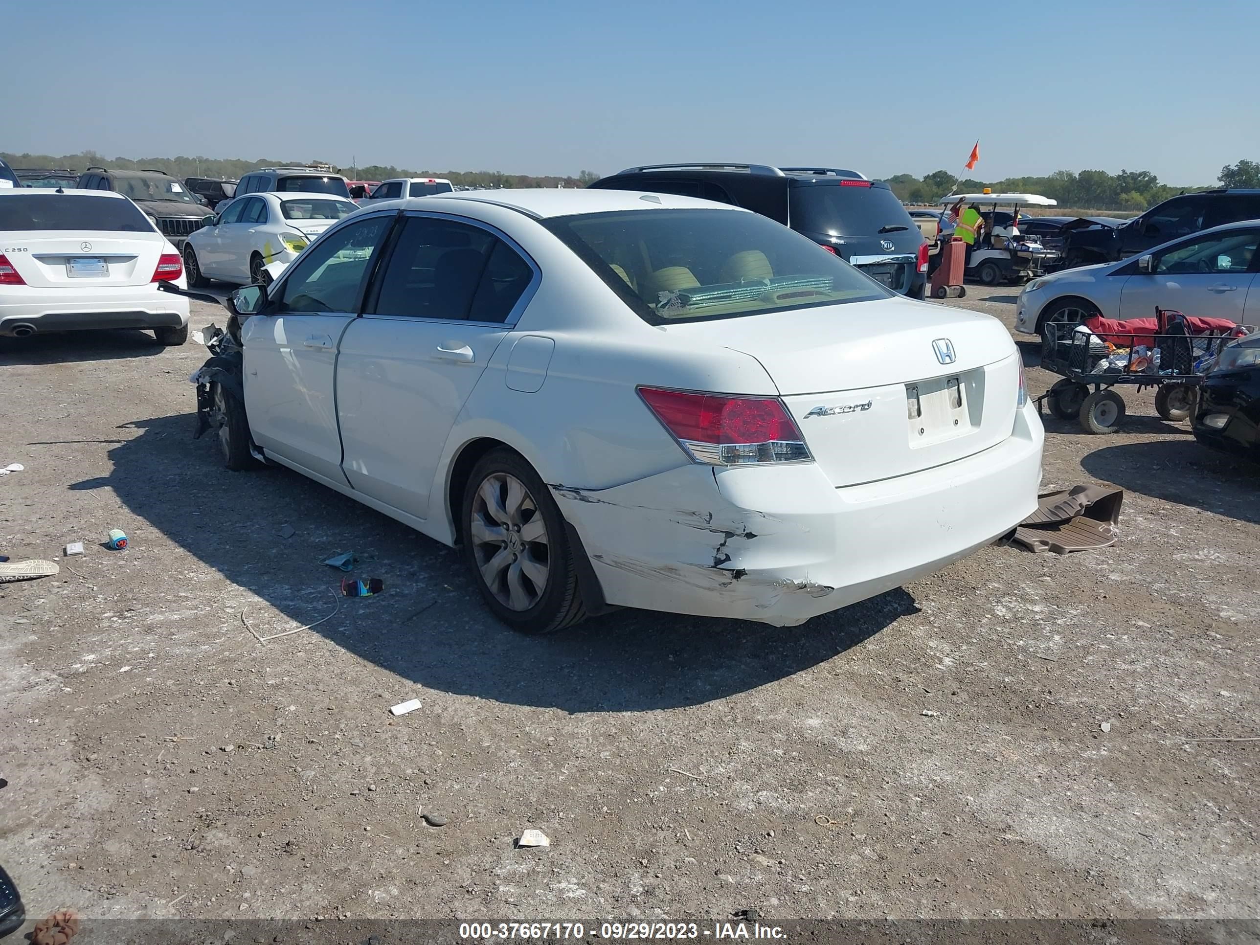 Photo 2 VIN: 1HGCP2F85AA089711 - HONDA ACCORD 