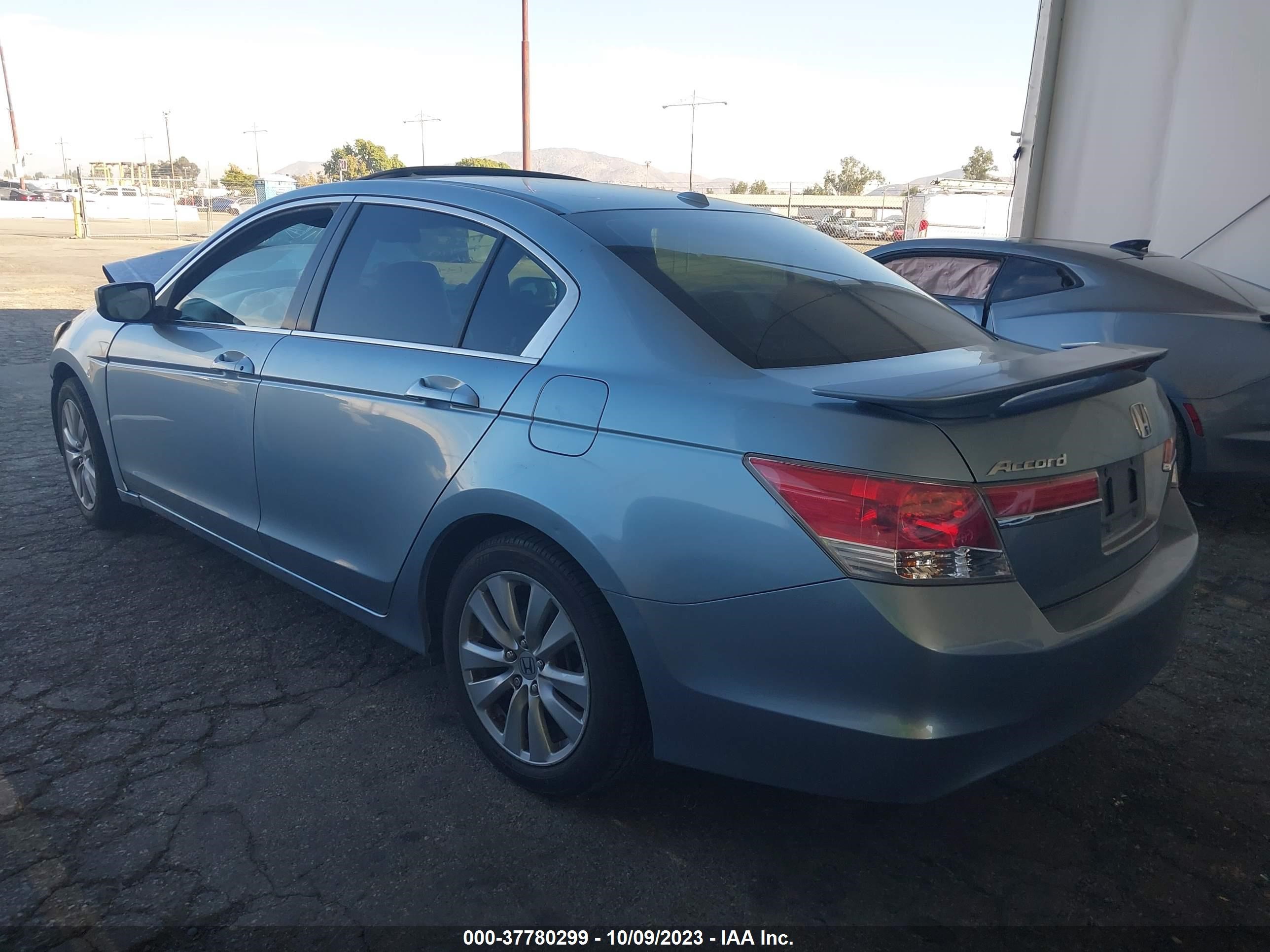 Photo 2 VIN: 1HGCP2F85BA041241 - HONDA ACCORD 