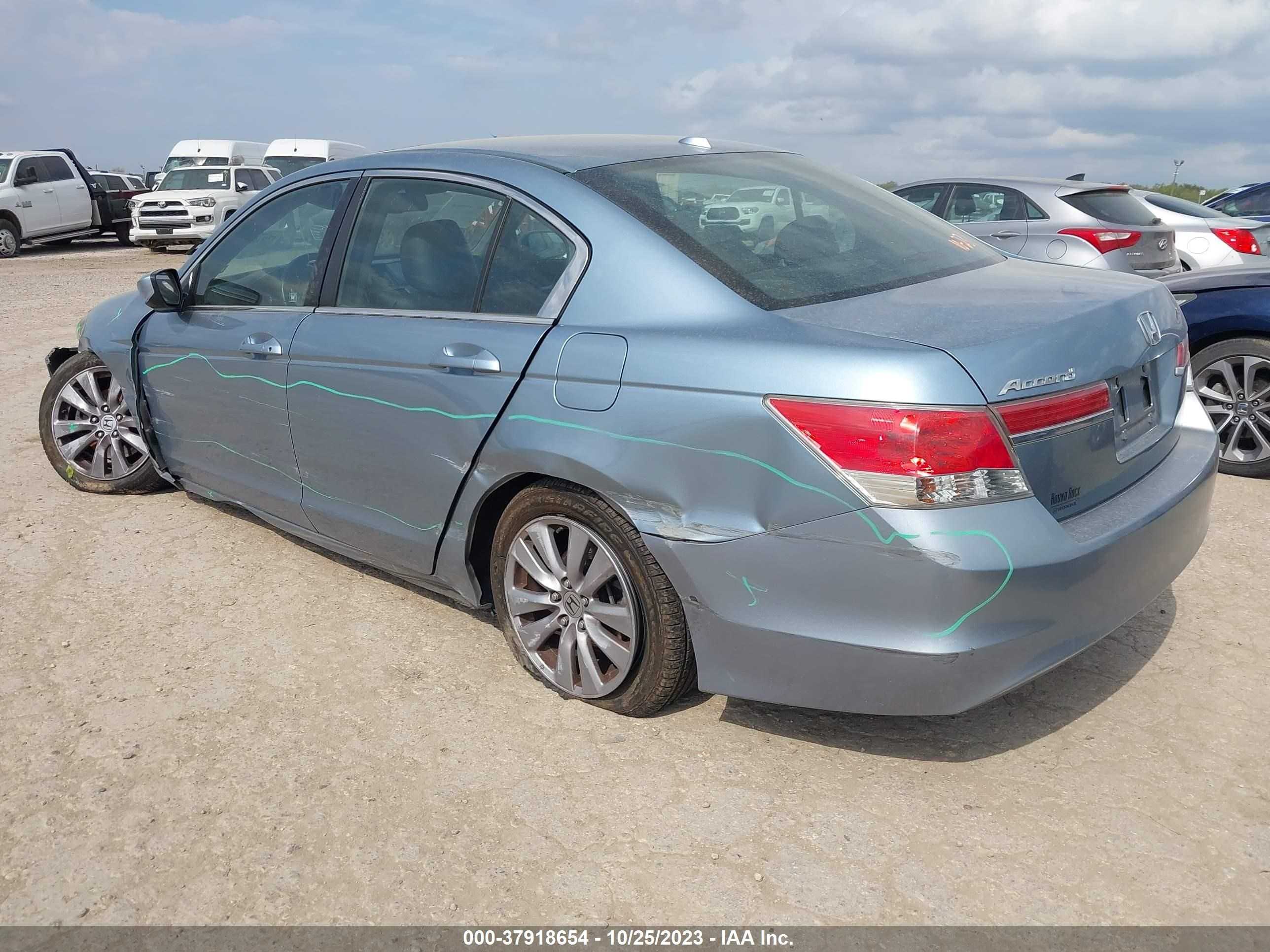 Photo 2 VIN: 1HGCP2F85BA064745 - HONDA ACCORD 