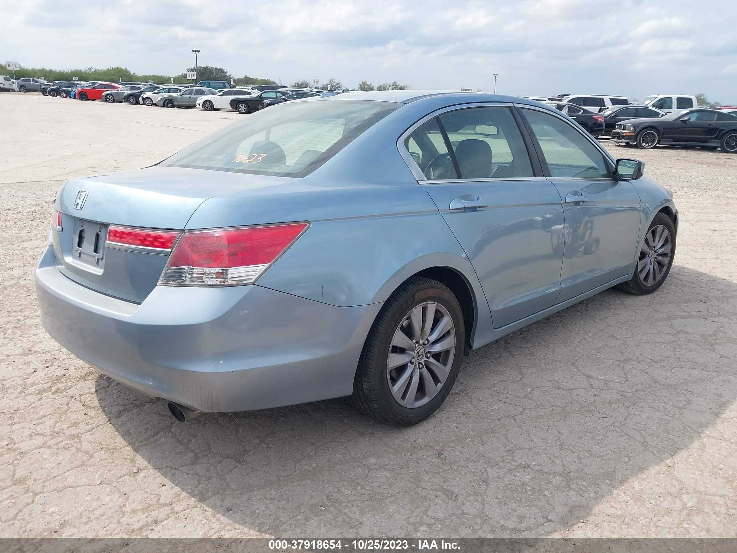 Photo 3 VIN: 1HGCP2F85BA064745 - HONDA ACCORD 