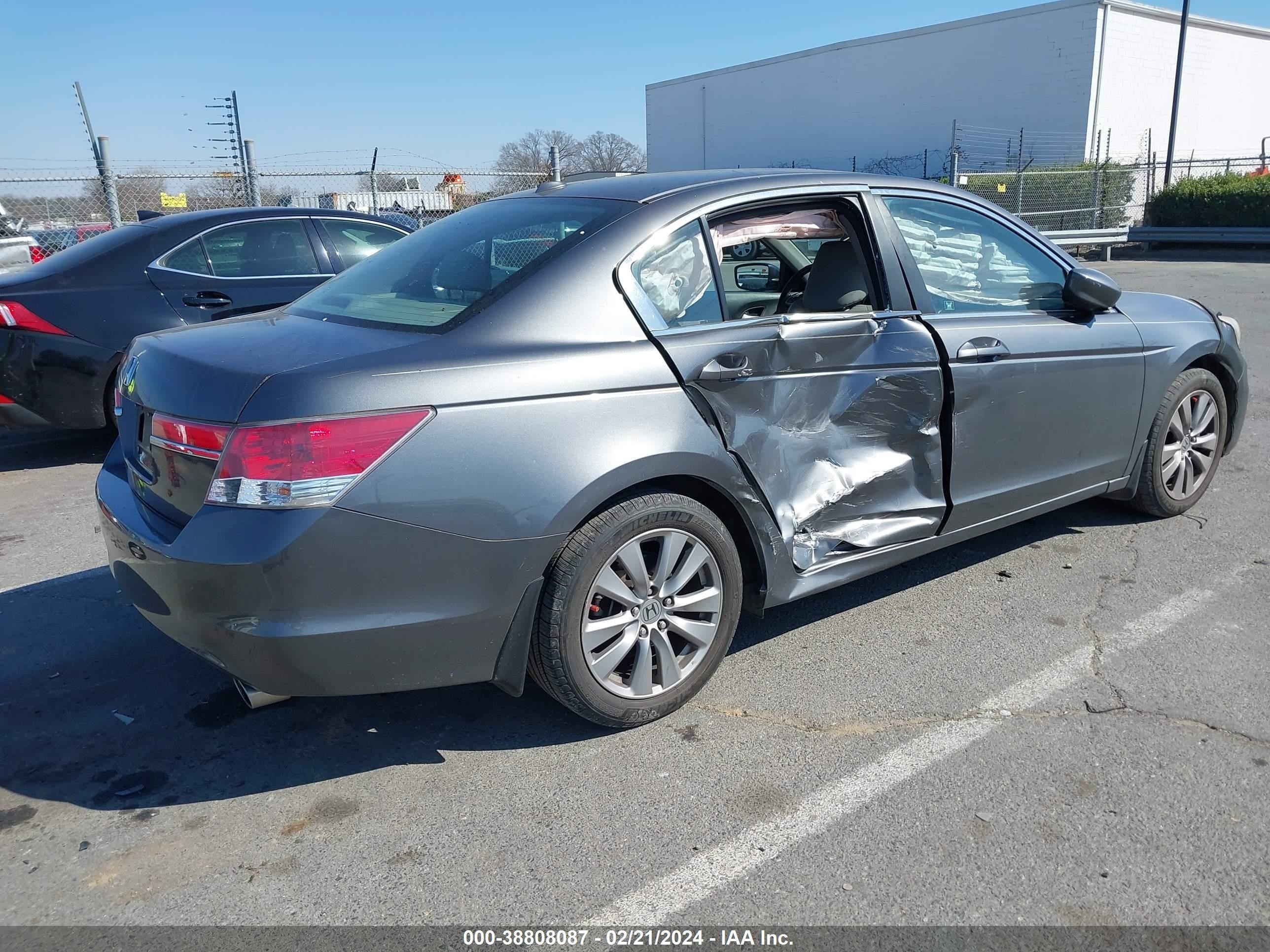 Photo 3 VIN: 1HGCP2F85CA187379 - HONDA ACCORD 