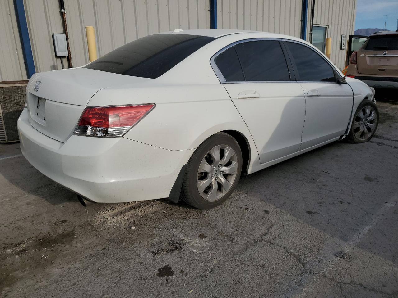 Photo 2 VIN: 1HGCP2F86AA075428 - HONDA ACCORD 