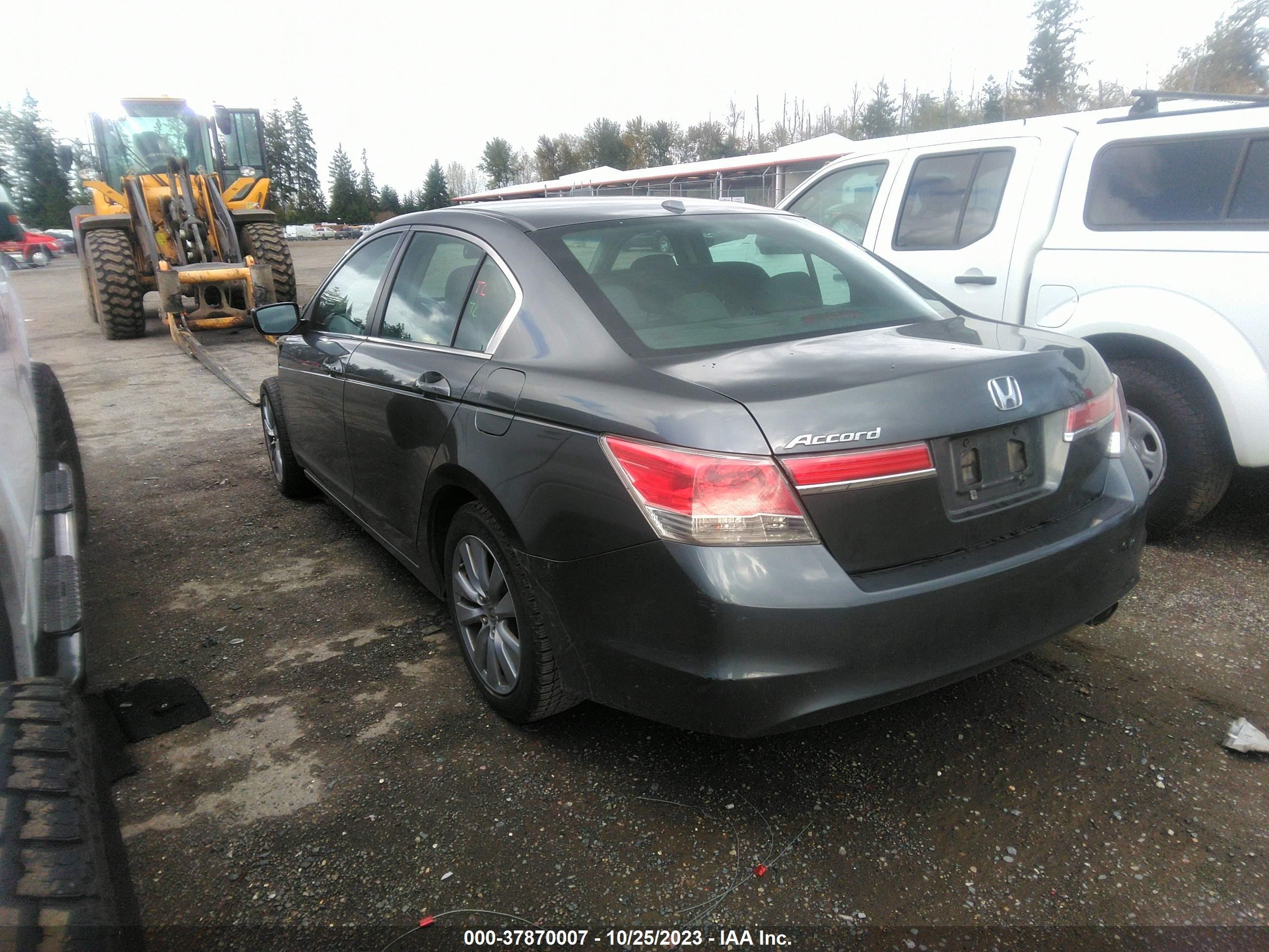 Photo 2 VIN: 1HGCP2F86BA801872 - HONDA ACCORD 