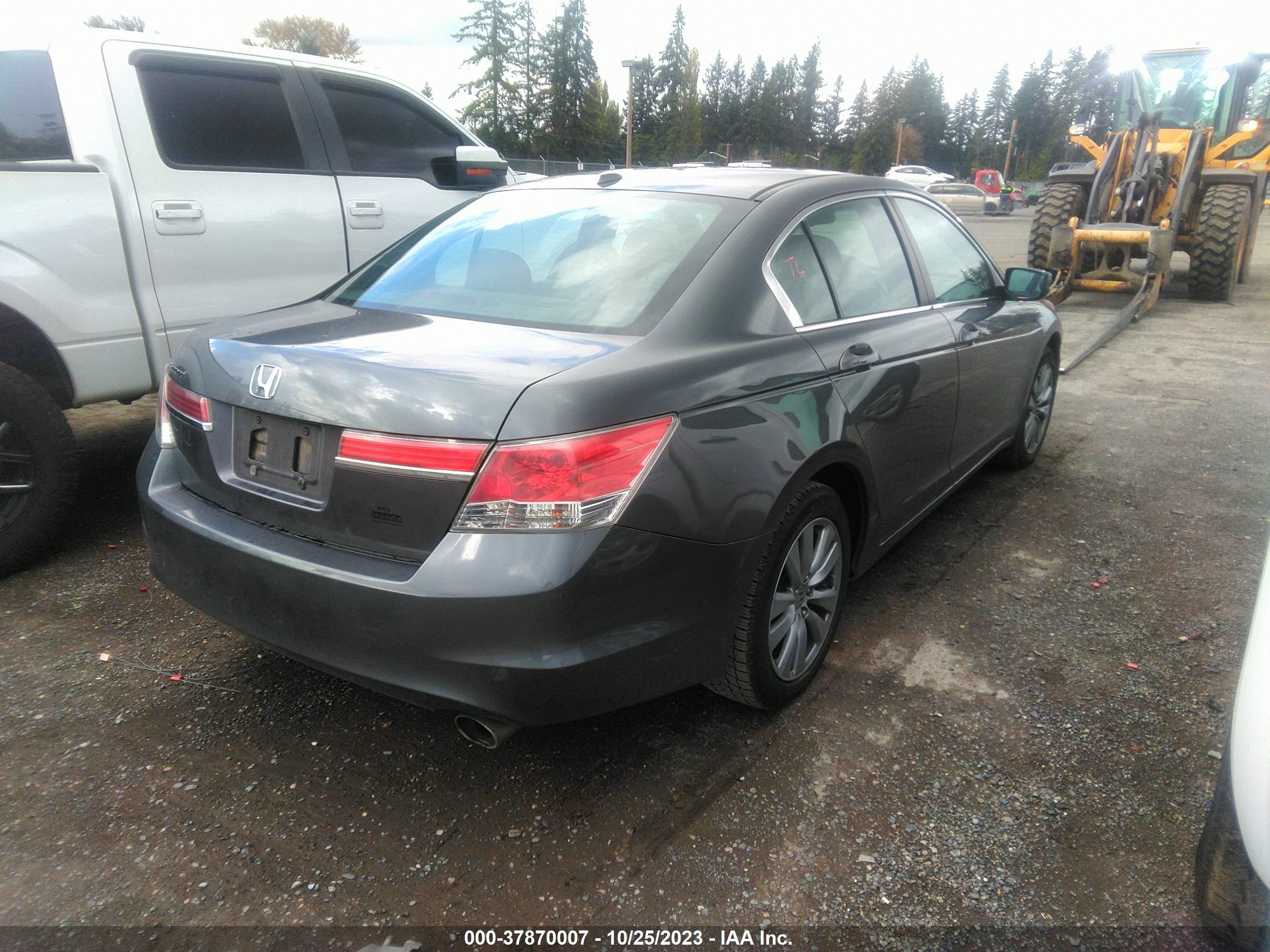 Photo 3 VIN: 1HGCP2F86BA801872 - HONDA ACCORD 