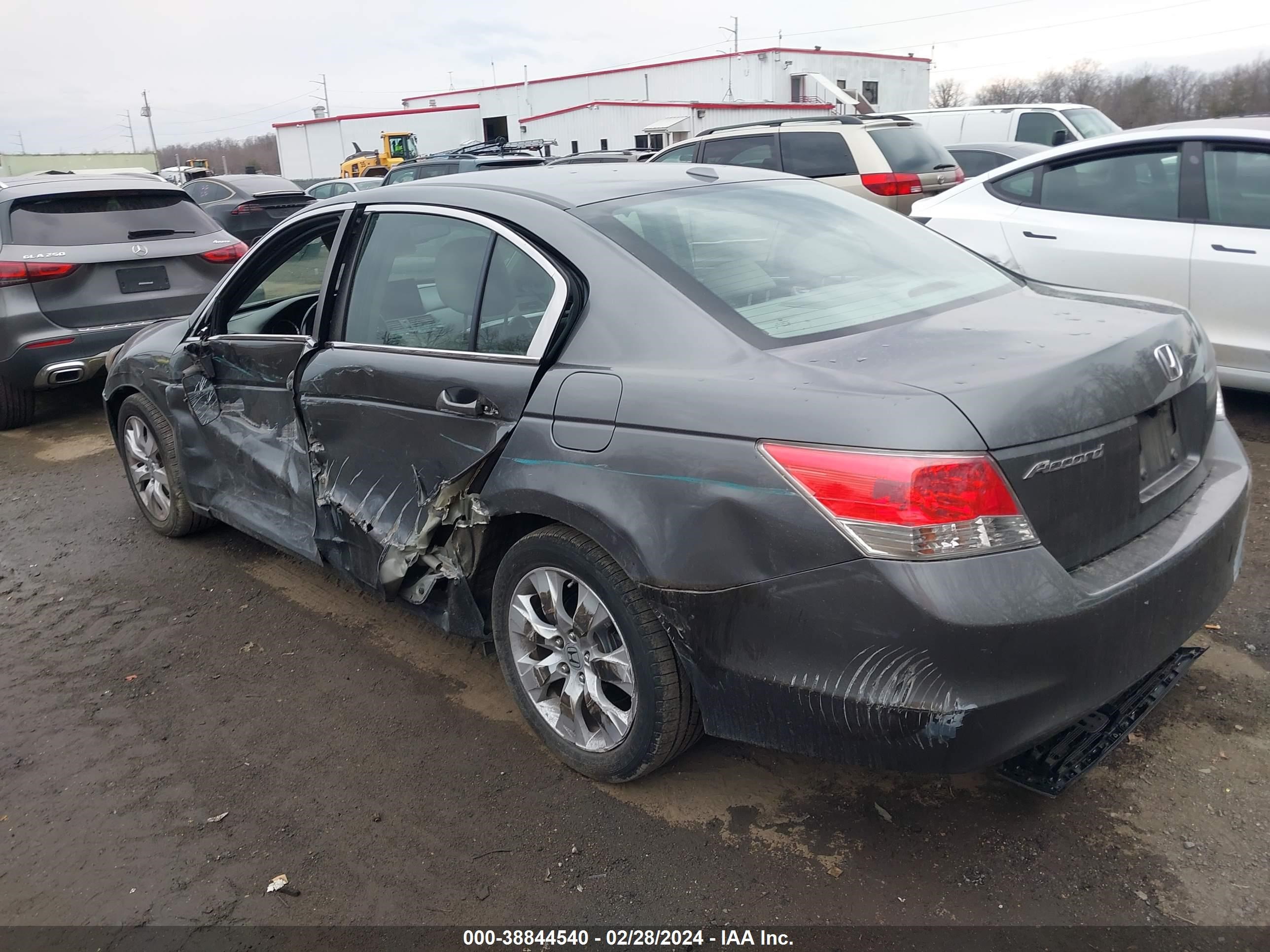 Photo 2 VIN: 1HGCP2F87AA087393 - HONDA ACCORD 