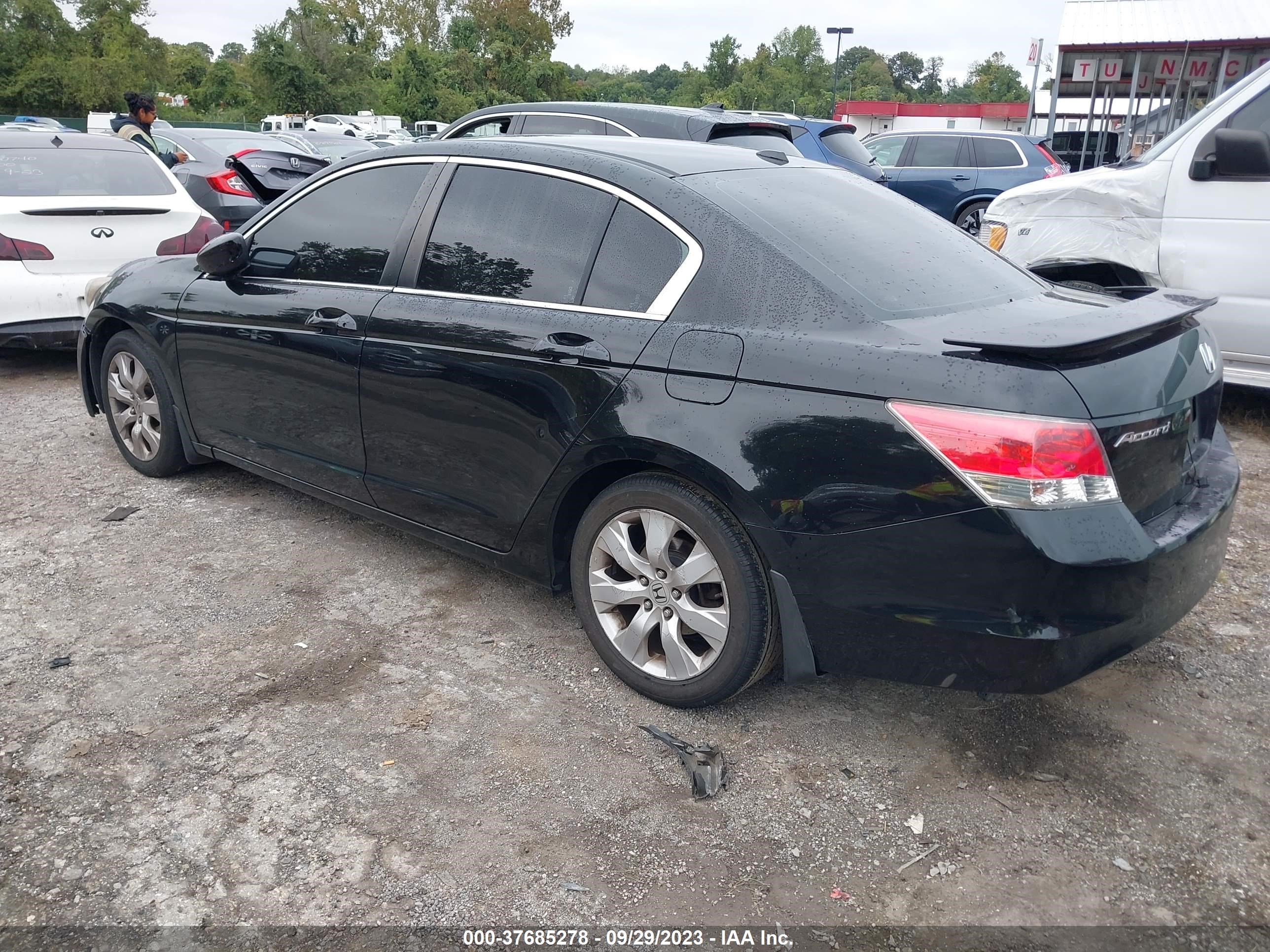 Photo 2 VIN: 1HGCP2F88AA187910 - HONDA ACCORD 