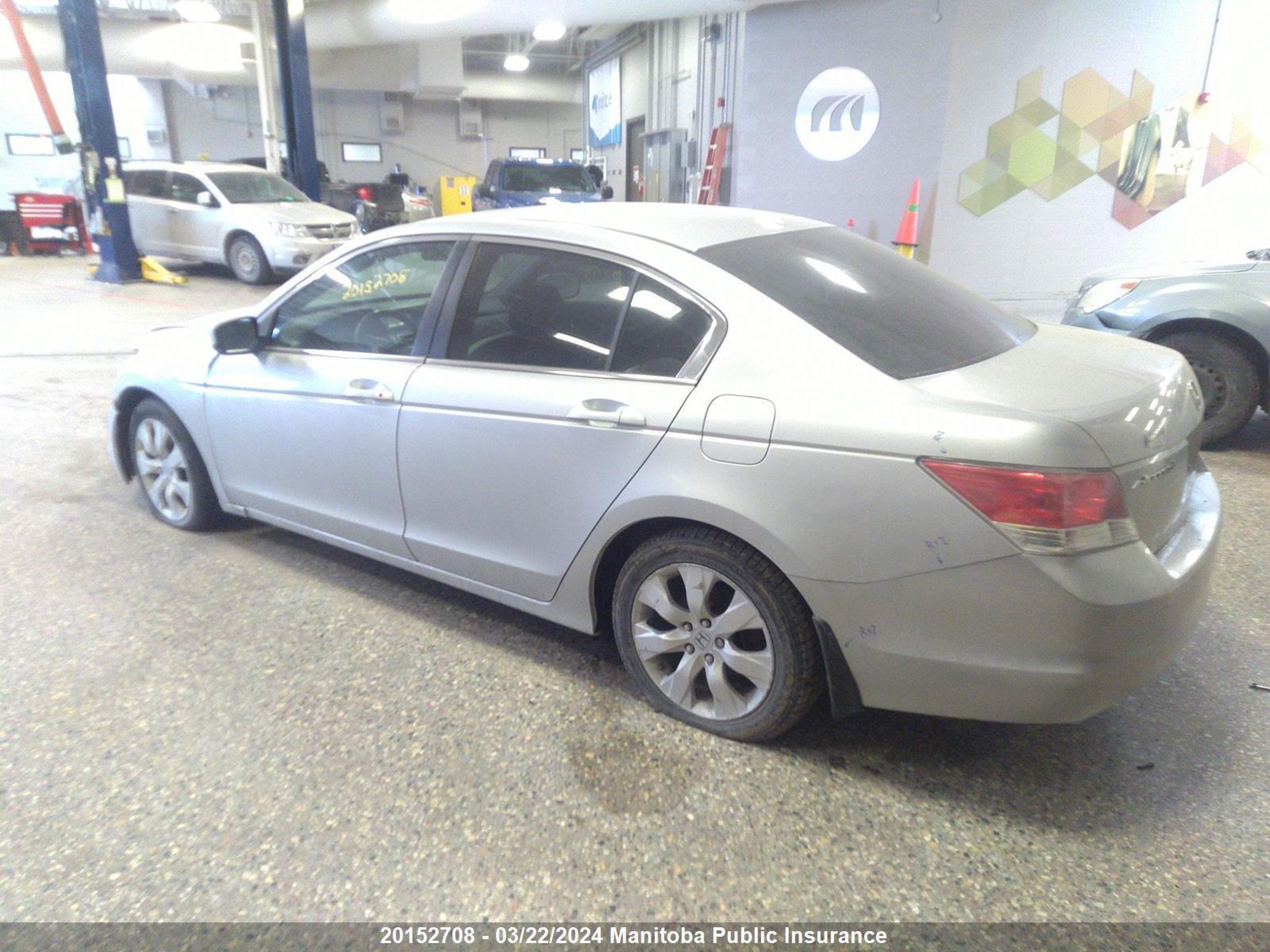 Photo 2 VIN: 1HGCP2F88AA800253 - HONDA ACCORD 