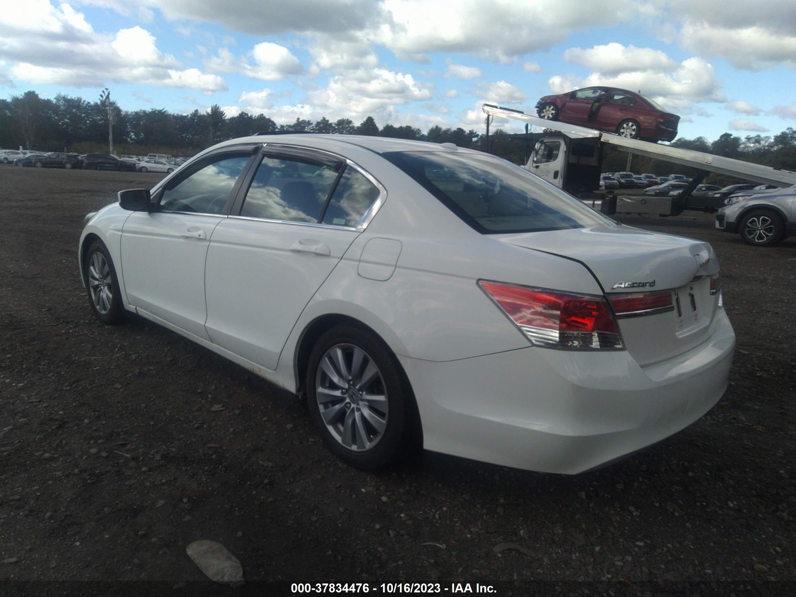 Photo 2 VIN: 1HGCP2F88CA187859 - HONDA ACCORD 