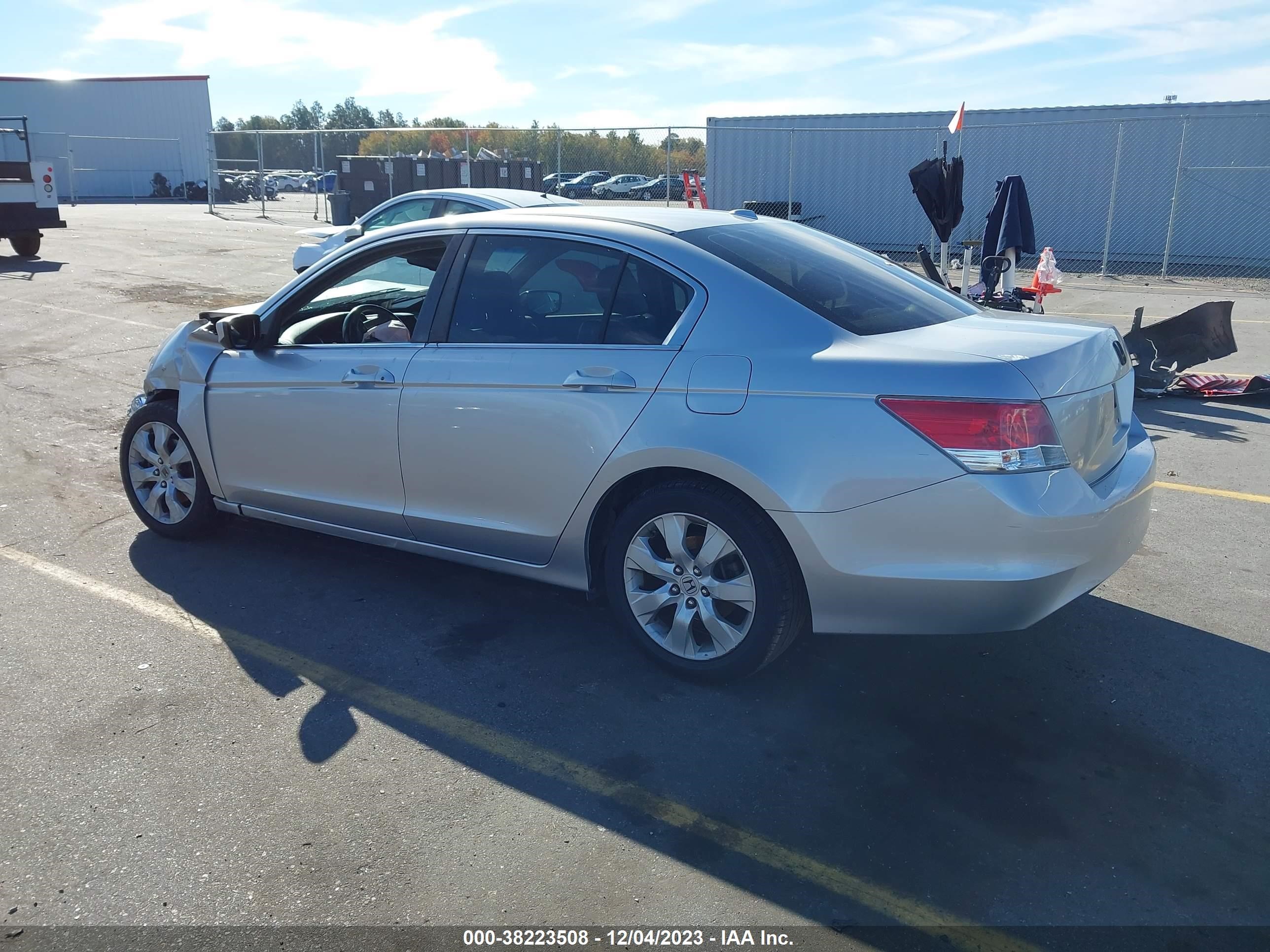 Photo 2 VIN: 1HGCP2F89AA189990 - HONDA ACCORD 